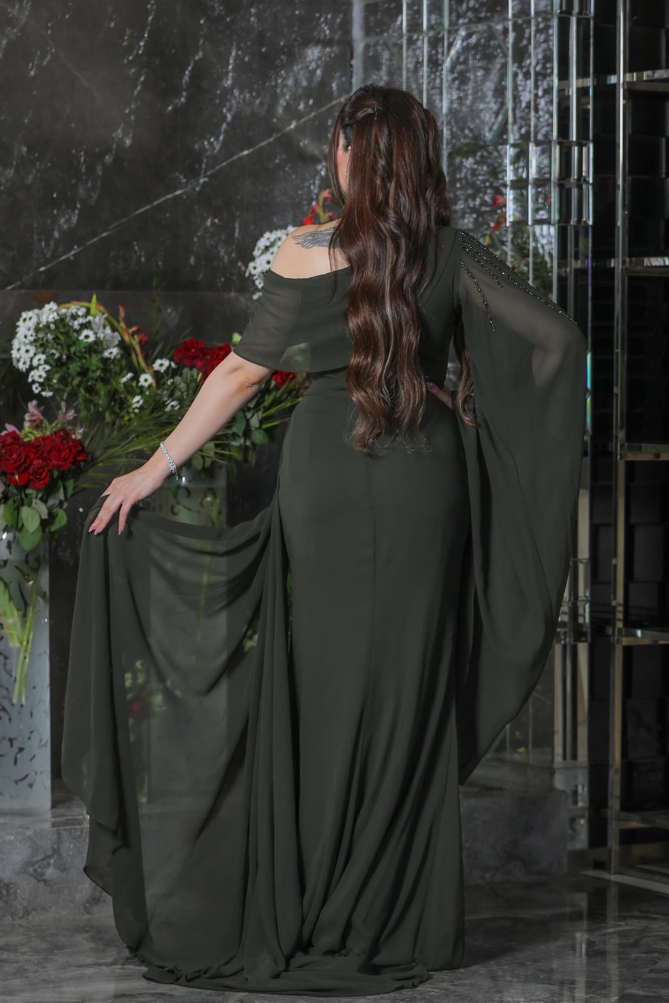 فستان سهرة بكم منسدل مزين بالكرستالات