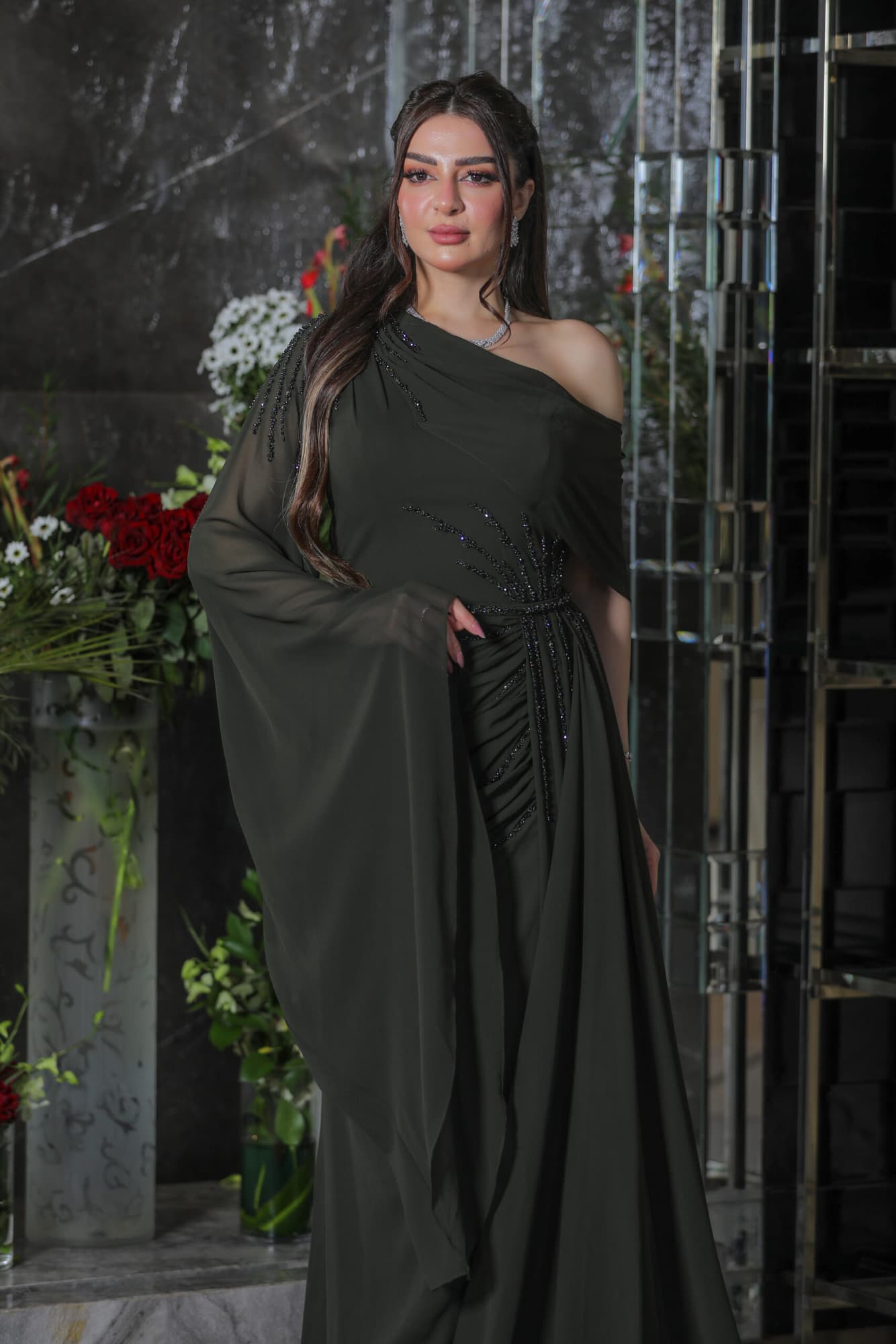 فستان سهرة بكم منسدل مزين بالكرستالات