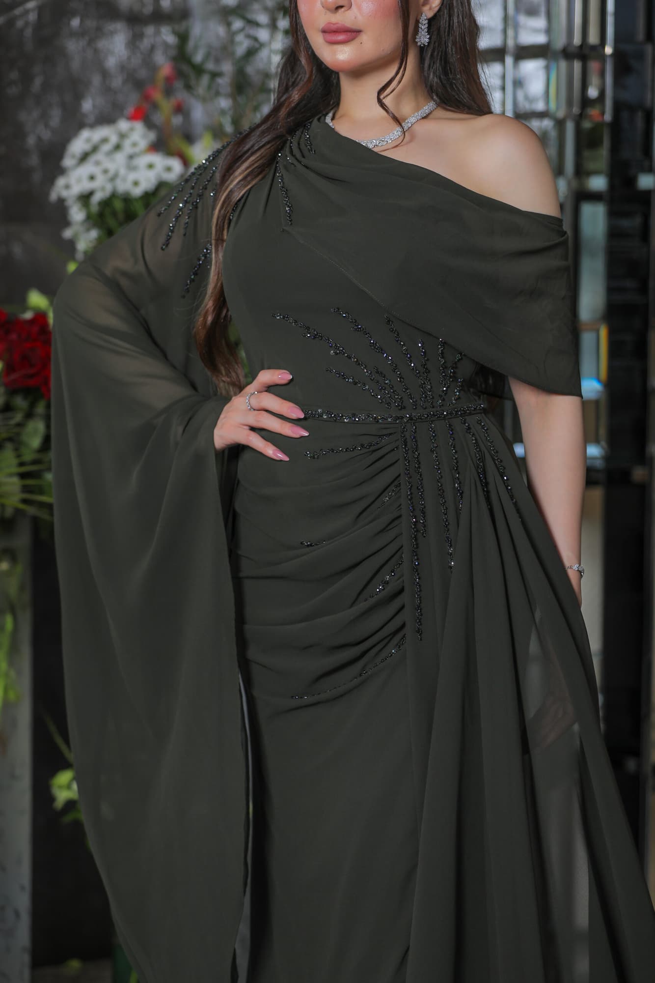 فستان سهرة بكم منسدل مزين بالكرستالات