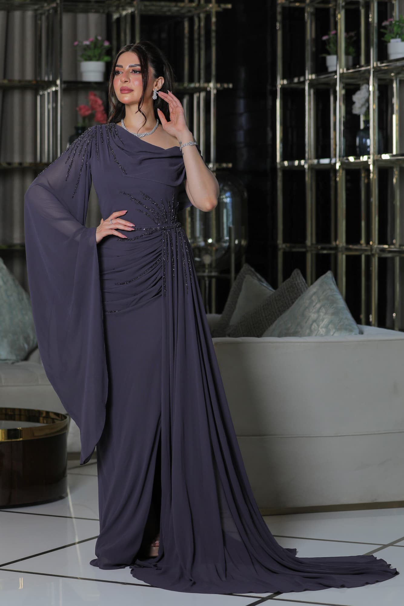 فستان سهرة بكم منسدل مزين بالكرستالات رصاصي