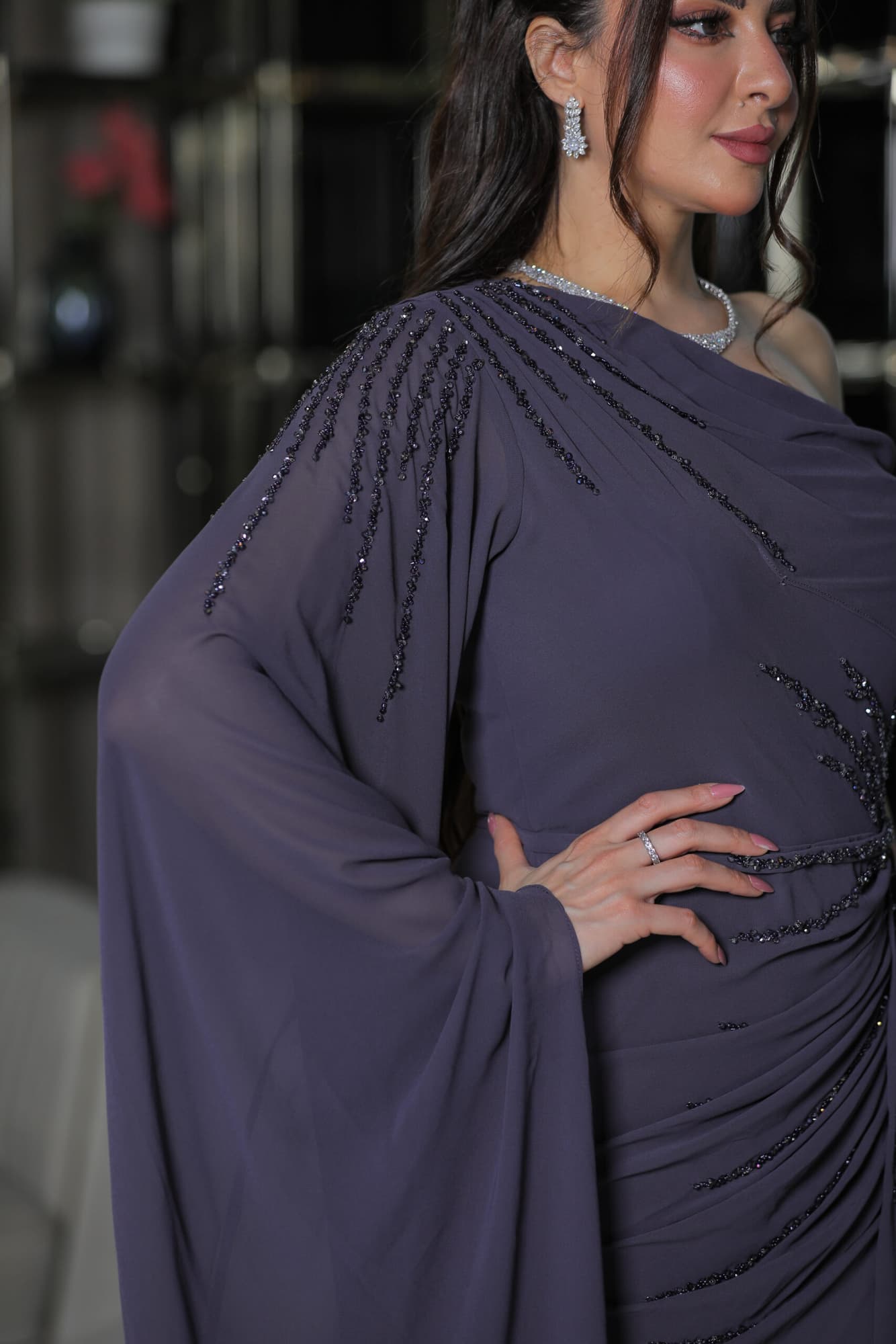 فستان سهرة بكم منسدل مزين بالكرستالات رصاصي