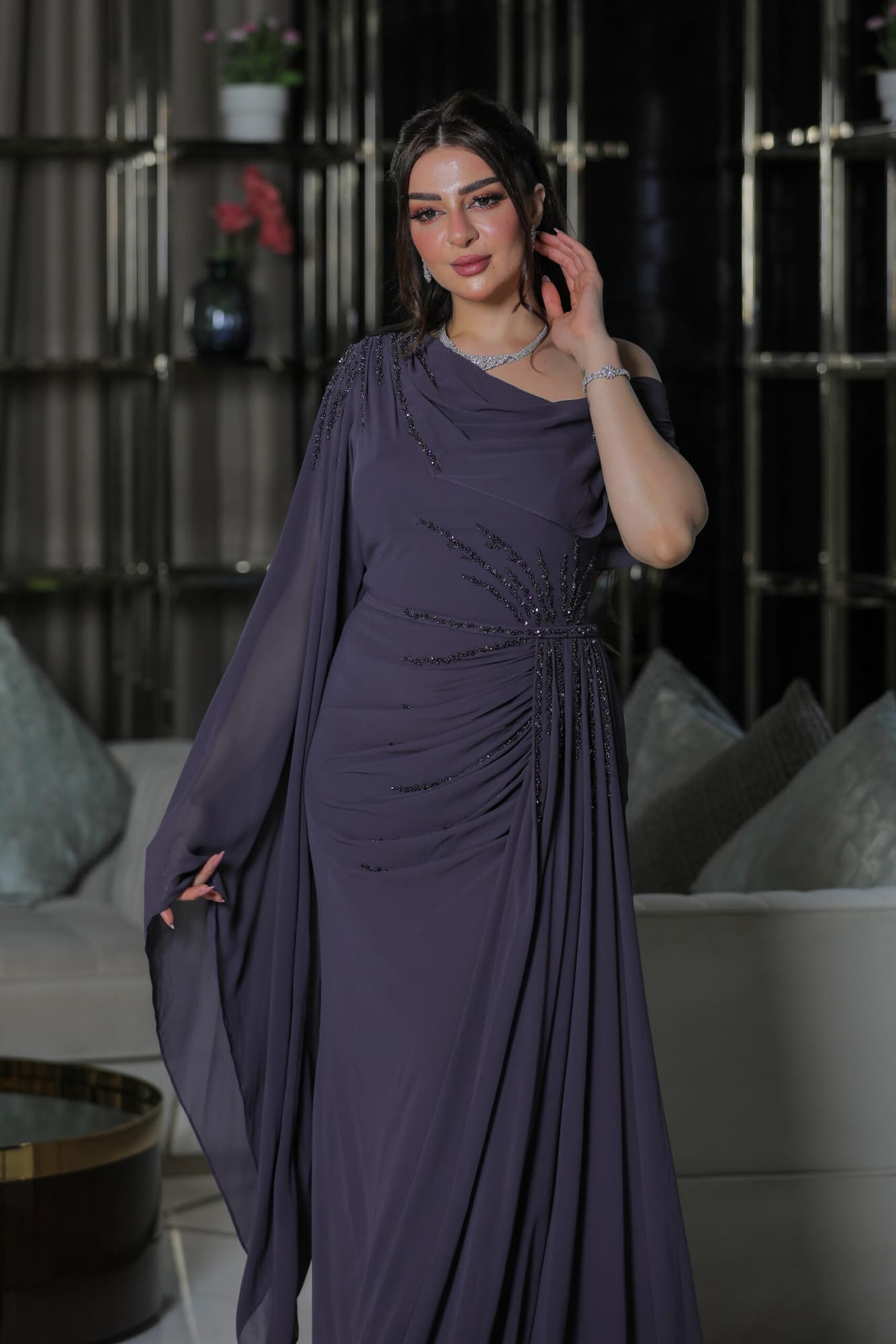 فستان سهرة بكم منسدل مزين بالكرستالات