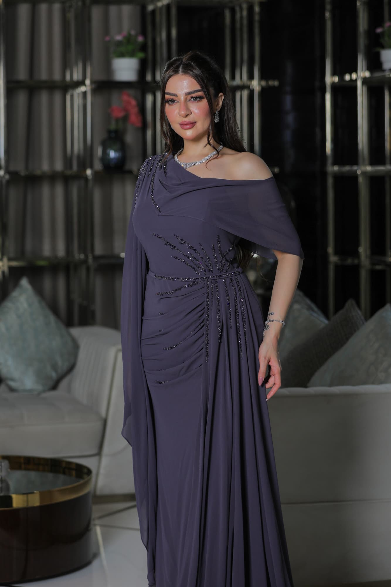 فستان سهرة بكم منسدل مزين بالكرستالات