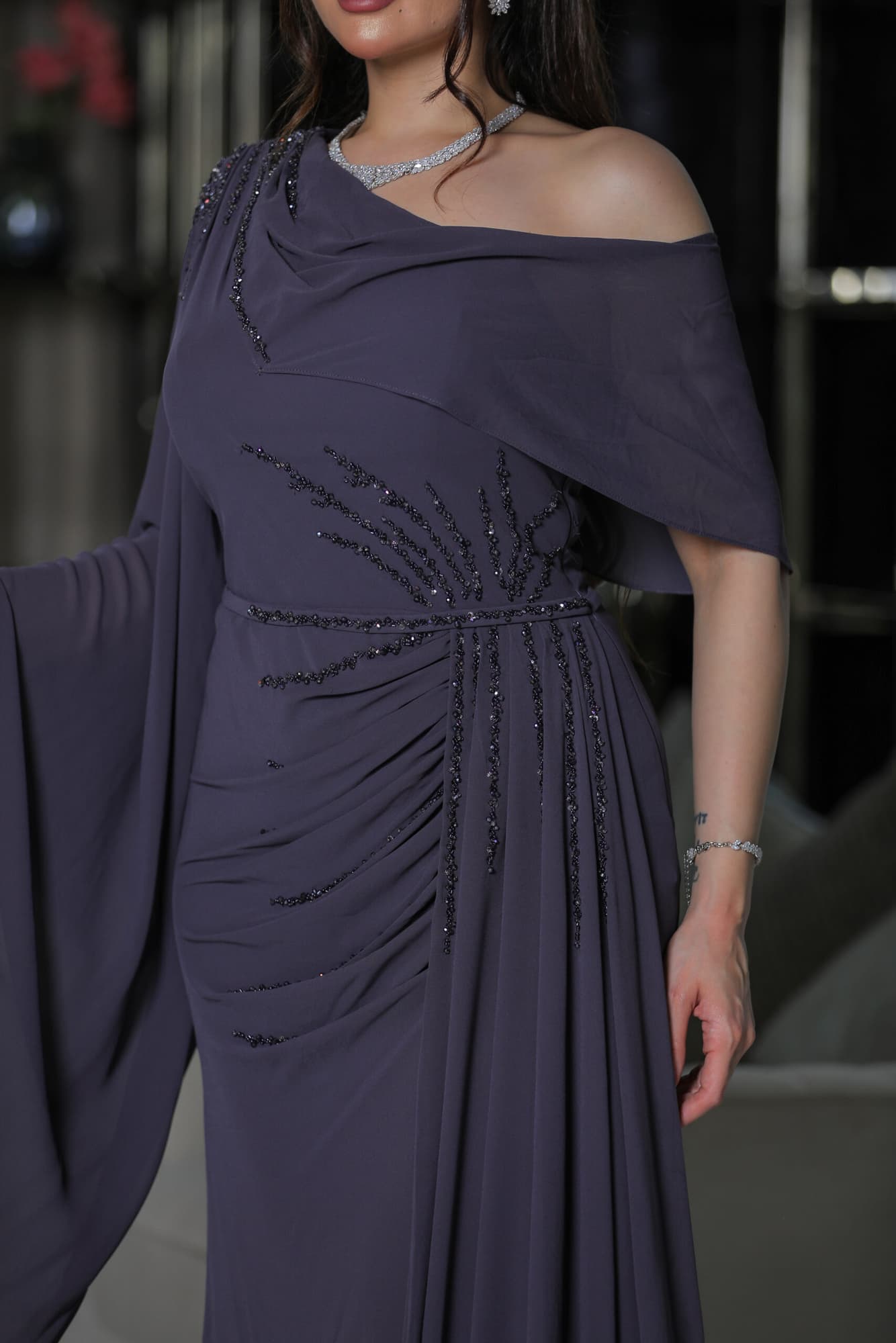 فستان سهرة بكم منسدل مزين بالكرستالات