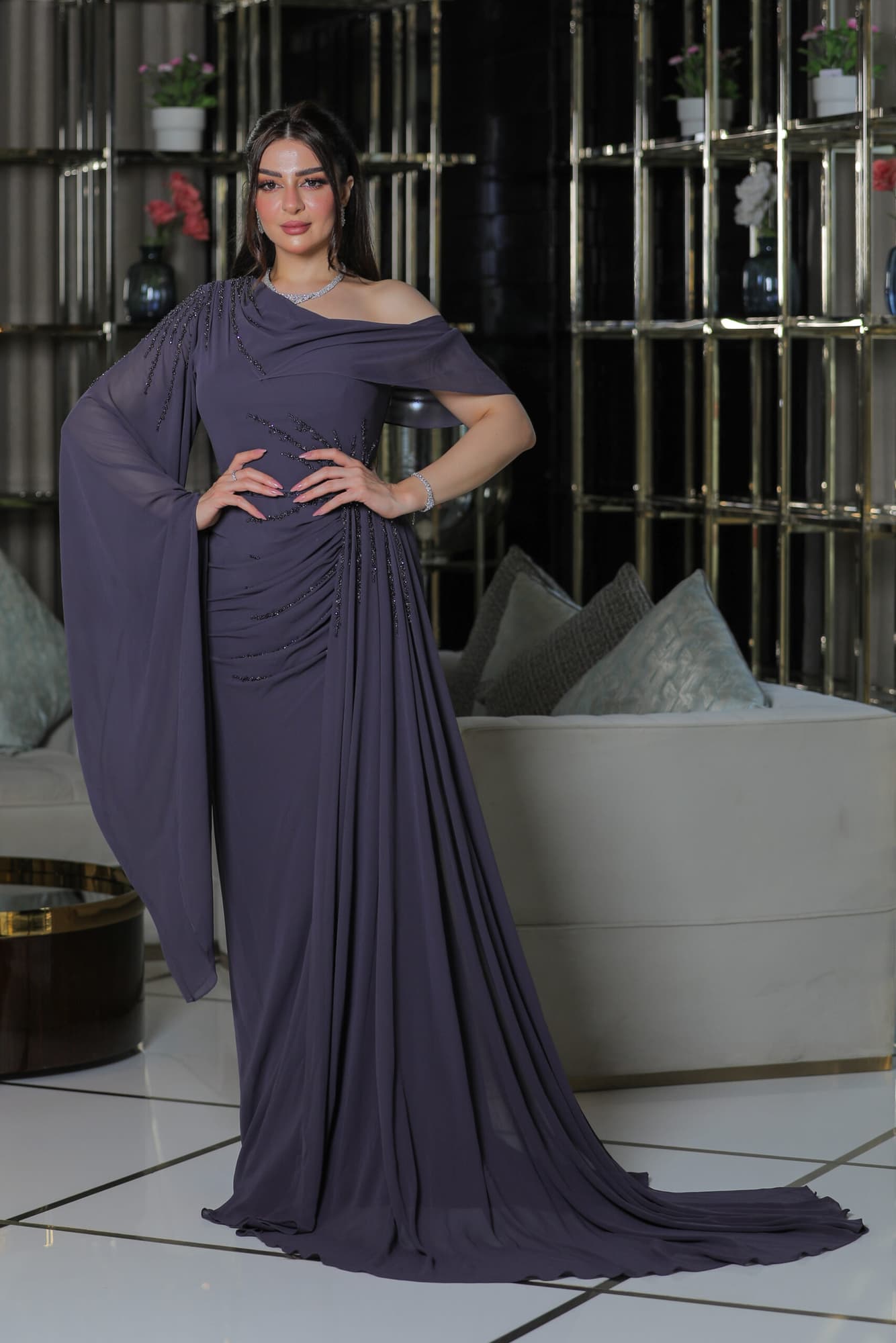 فستان سهرة بكم منسدل مزين بالكرستالات