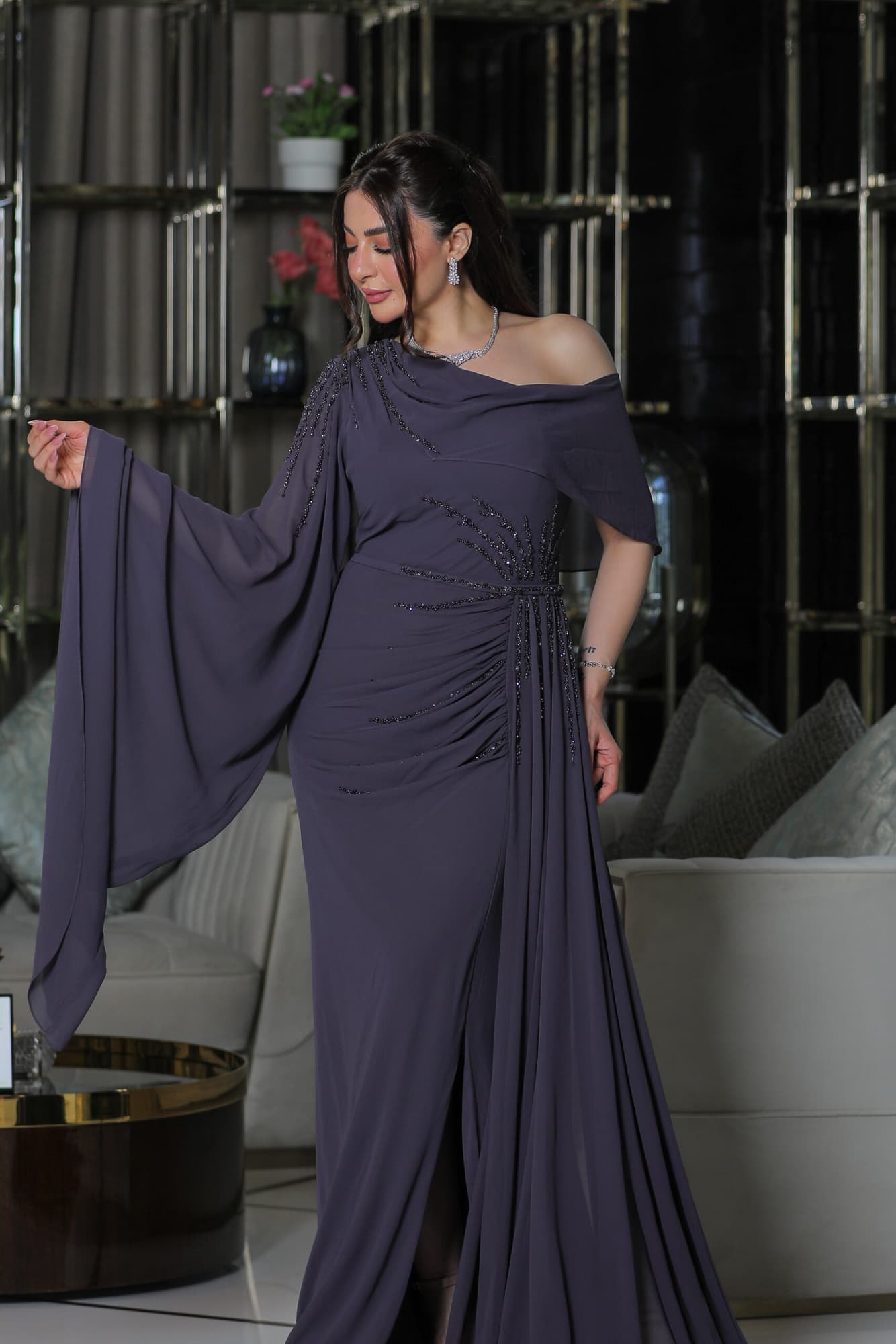 فستان سهرة بكم منسدل مزين بالكرستالات