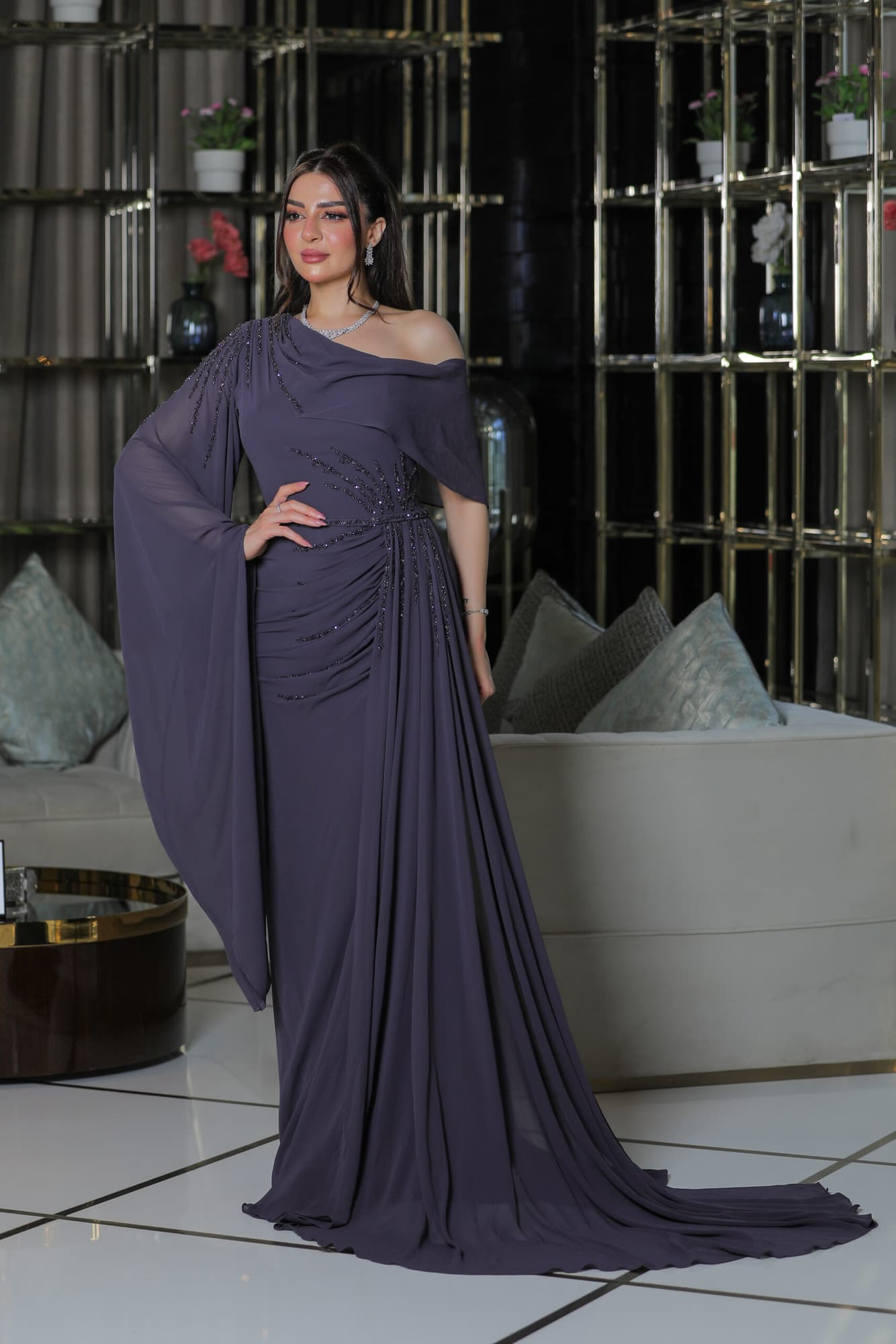 فستان سهرة بكم منسدل مزين بالكرستالات