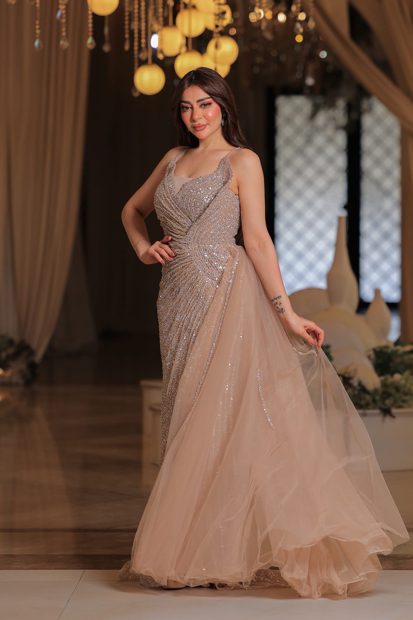 فستان سهرة فاخر بتصميم يُجسد الأناقة يتميز بقماش لامع مرصع بالكامل بالترتر البراق