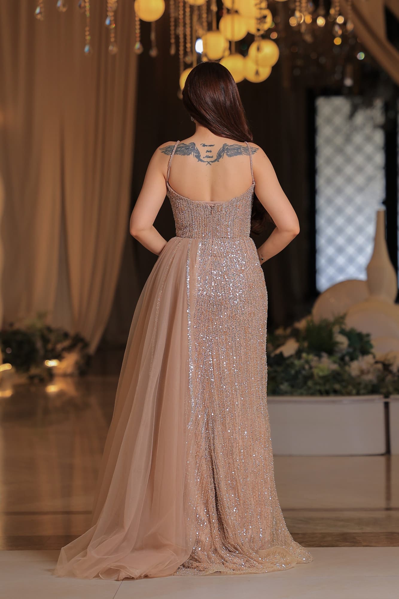 فستان سهرة فاخر بتصميم يُجسد الأناقة يتميز بقماش لامع مرصع بالكامل بالترتر البراق