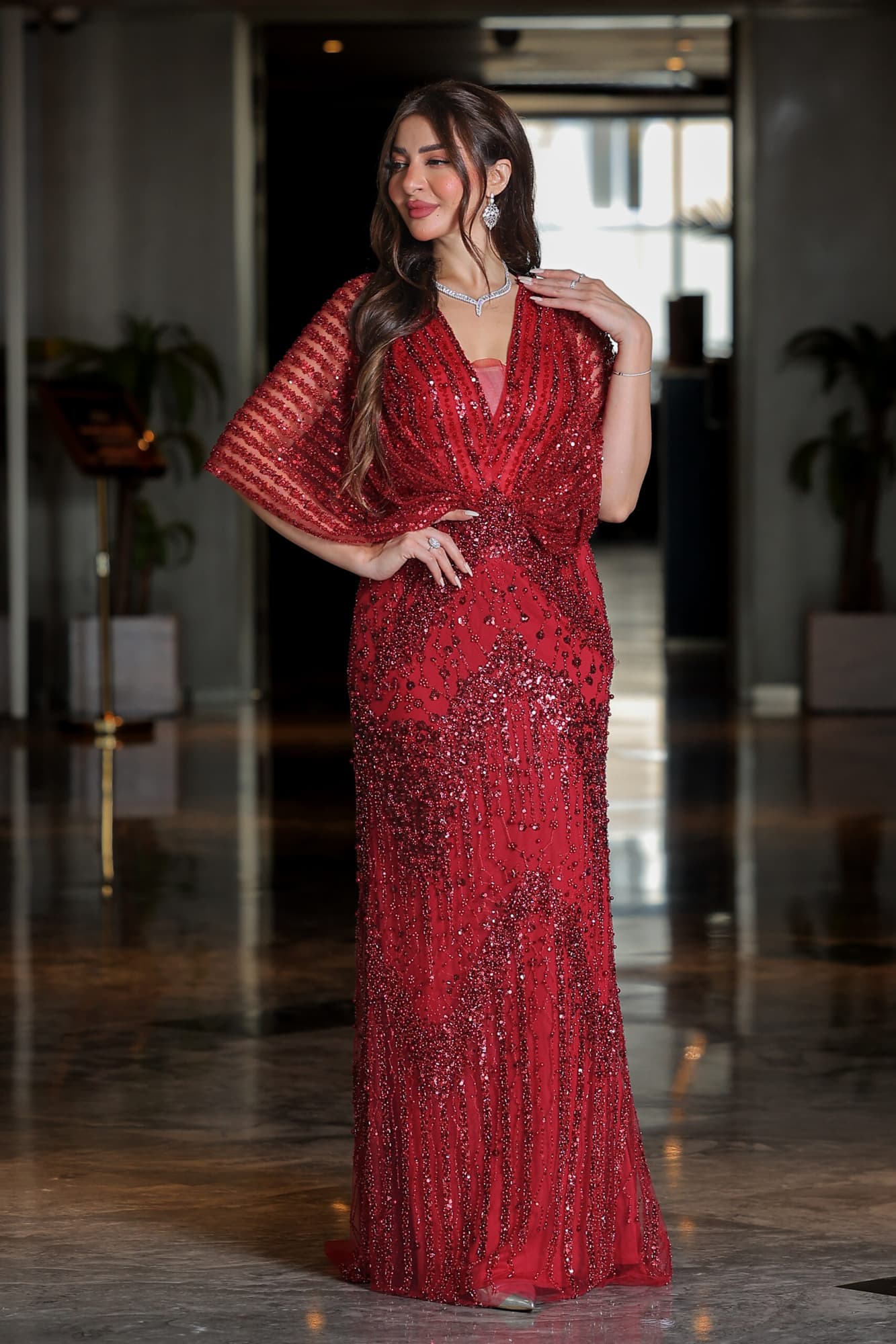 فستان سهرة بقصة فراشة مطرز بلؤلؤ وخرز