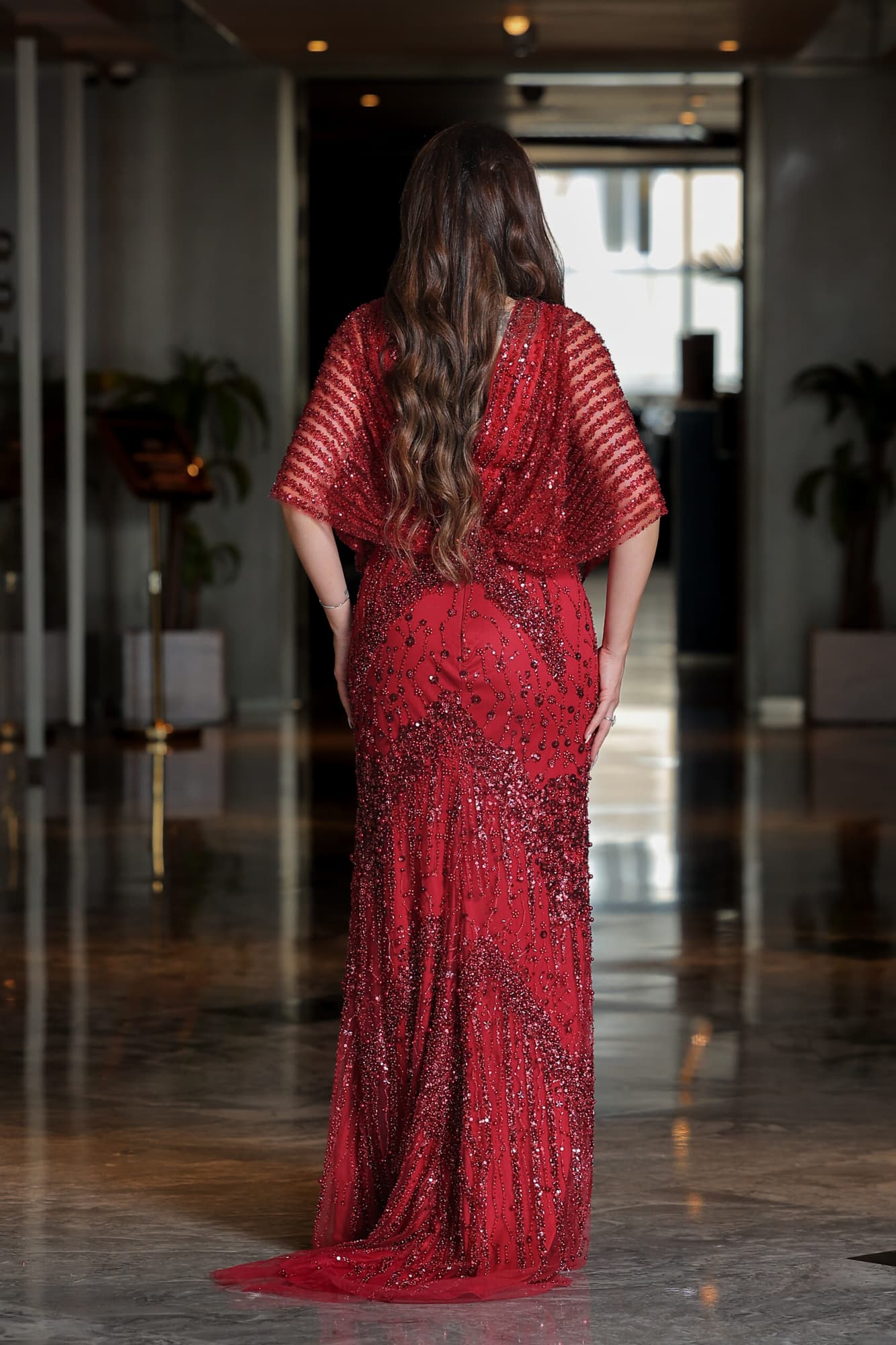 فستان سهرة بقصة فراشة مطرز بلؤلؤ وخرز