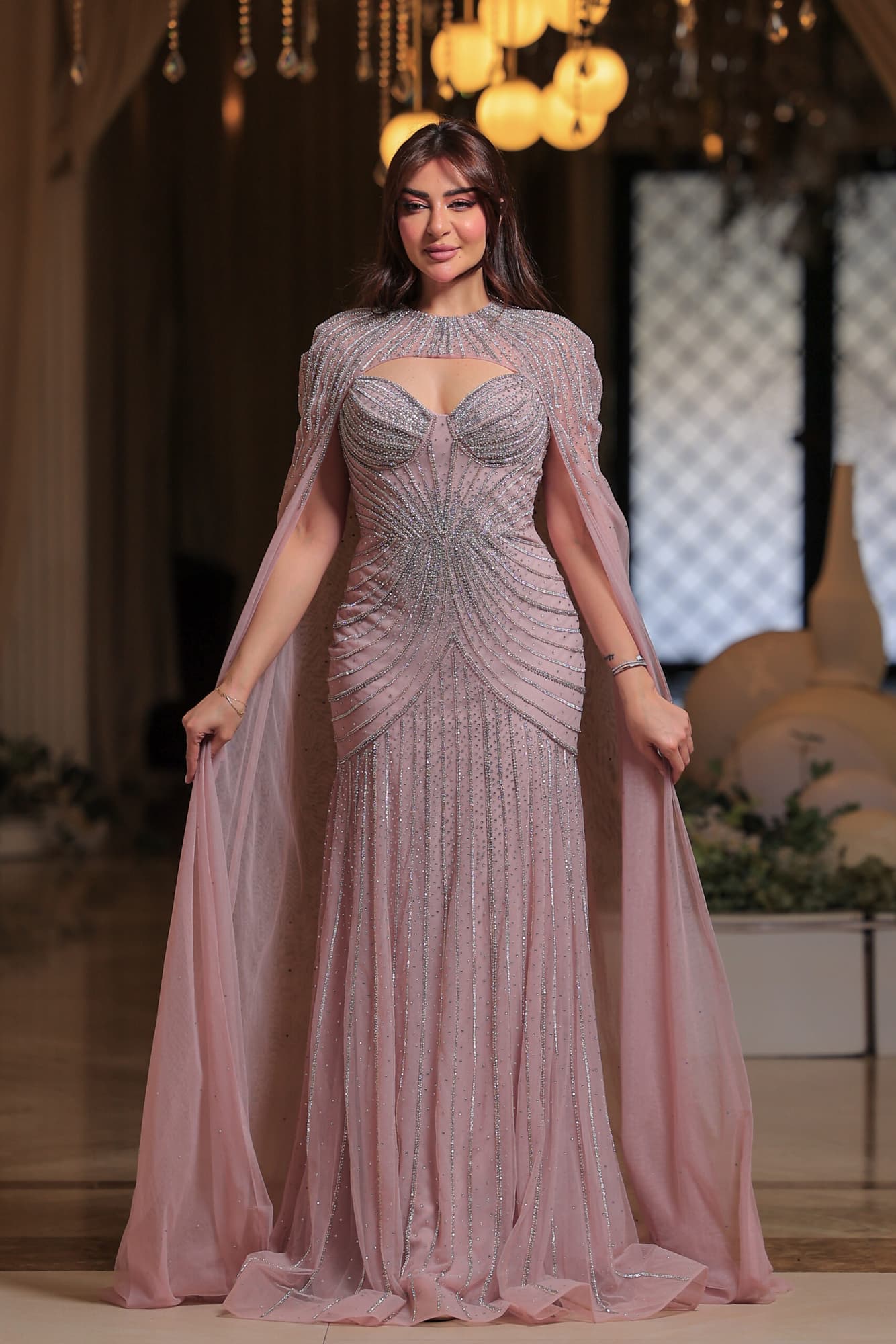 فستان سهرة مع وشاح منفصل مصمم بلون وردي باهت تناثرت عليه خيوط براقة كالنجوم