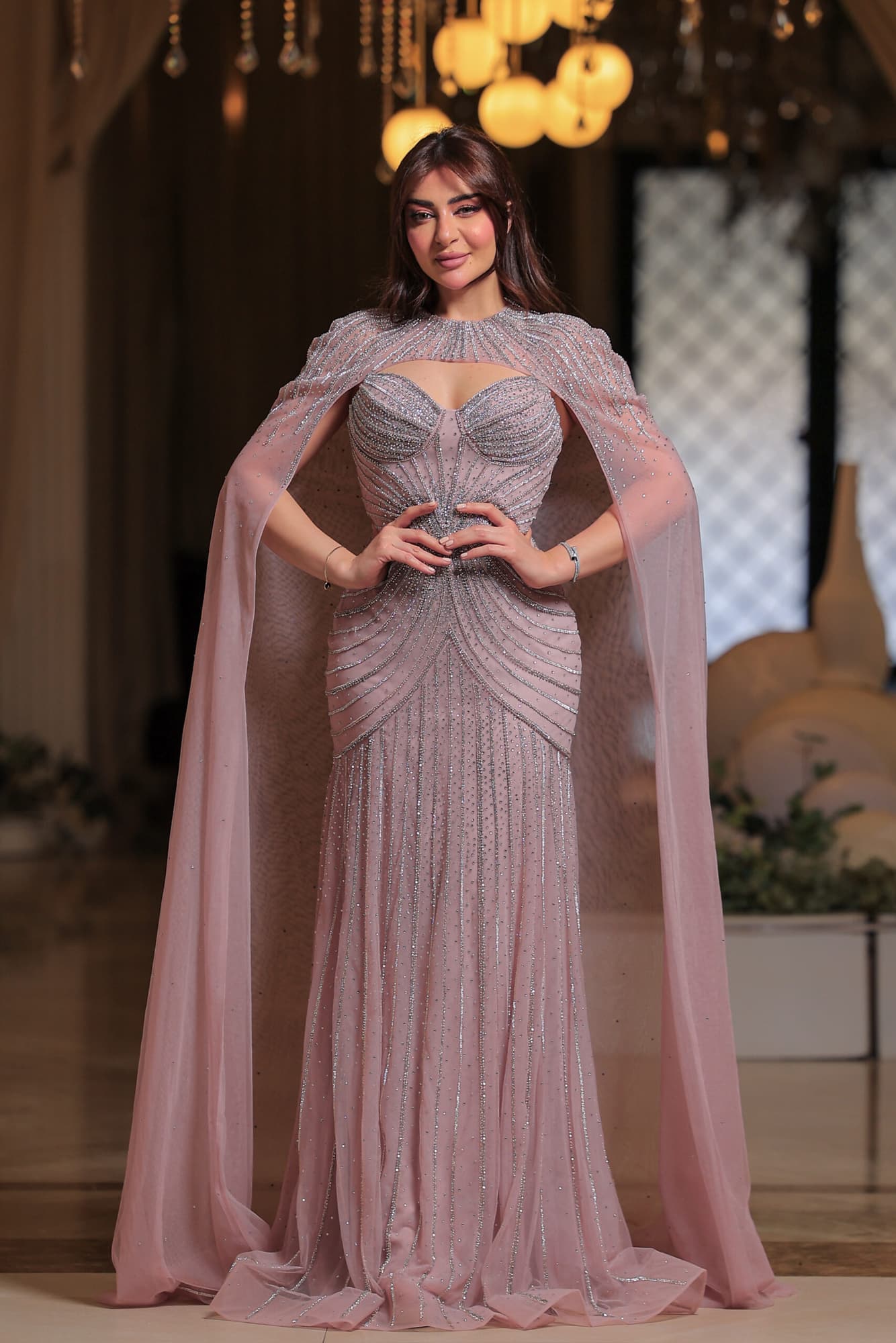 فستان سهرة مع وشاح منفصل مصمم بلون وردي باهت تناثرت عليه خيوط براقة كالنجوم
