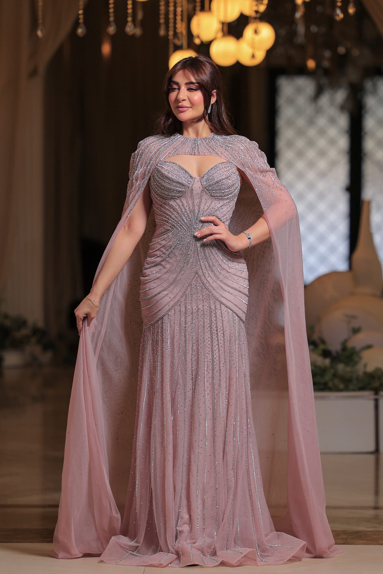 فستان سهرة مع وشاح منفصل مصمم بلون وردي باهت تناثرت عليه خيوط براقة كالنجوم