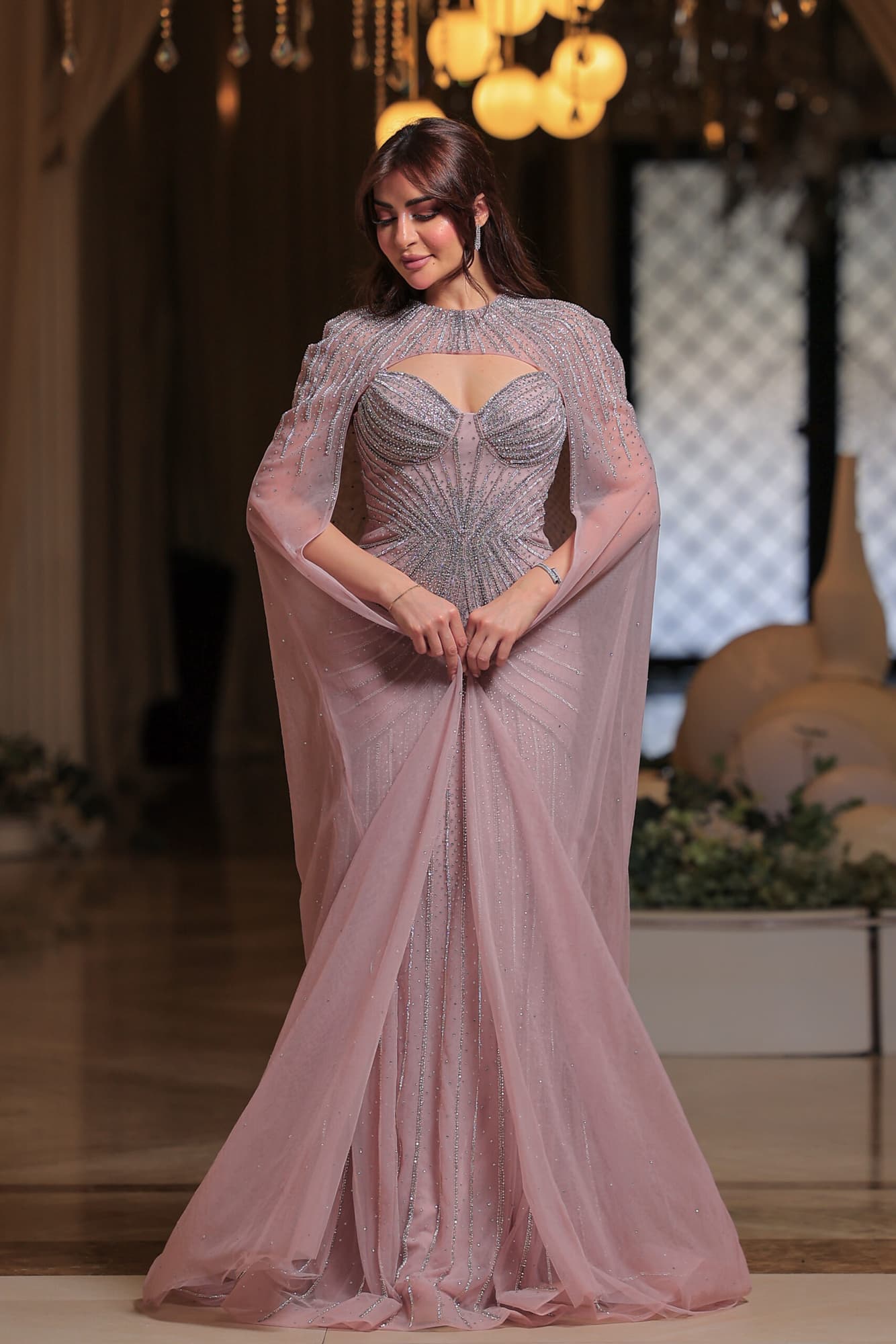 فستان سهرة مع وشاح منفصل مصمم بلون وردي باهت تناثرت عليه خيوط براقة كالنجوم