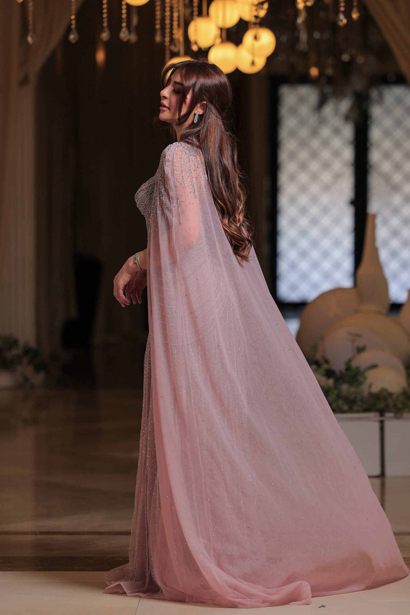 فستان سهرة مع وشاح منفصل مصمم بلون وردي باهت تناثرت عليه خيوط براقة كالنجوم