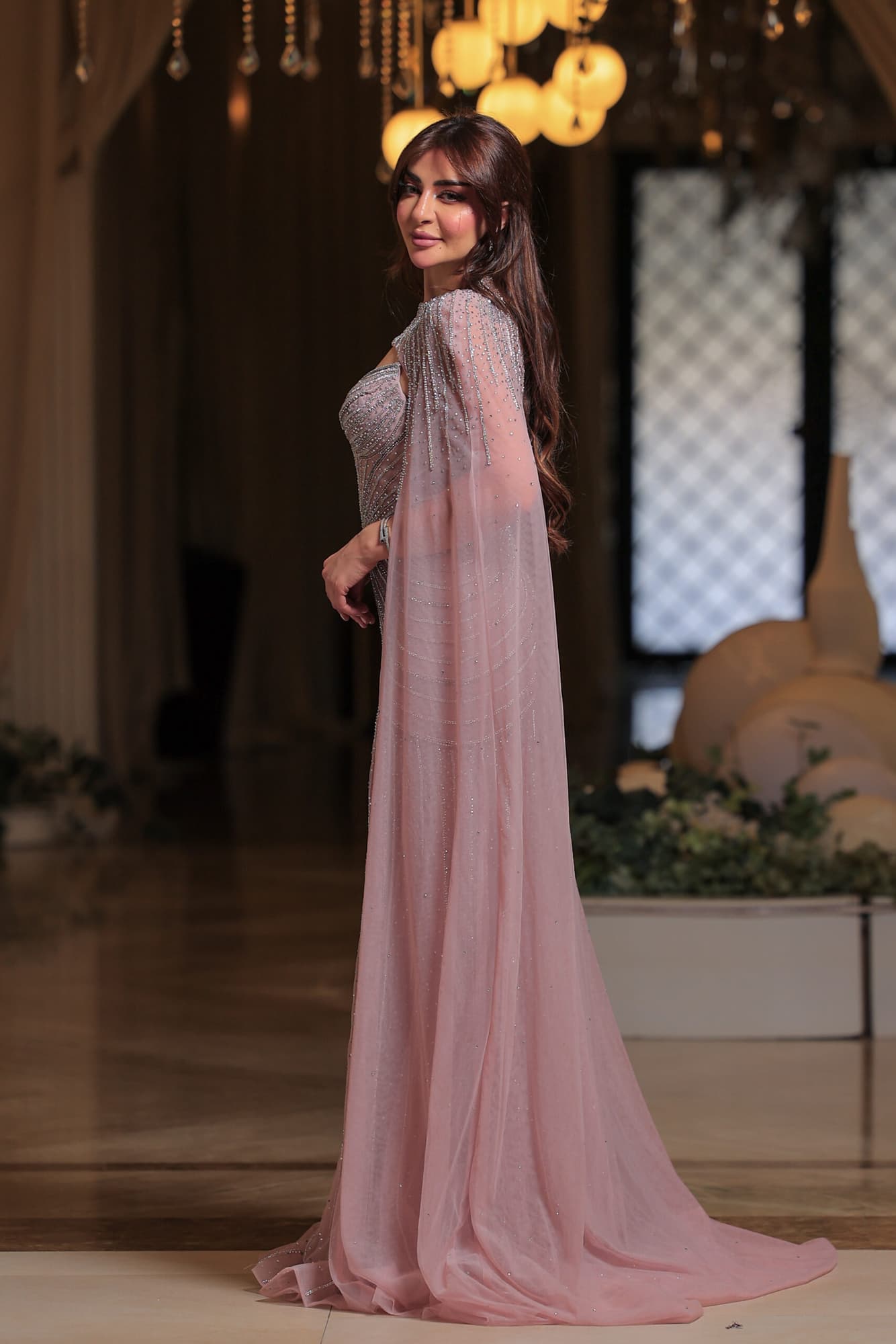 فستان سهرة مع وشاح منفصل مصمم بلون وردي باهت تناثرت عليه خيوط براقة كالنجوم