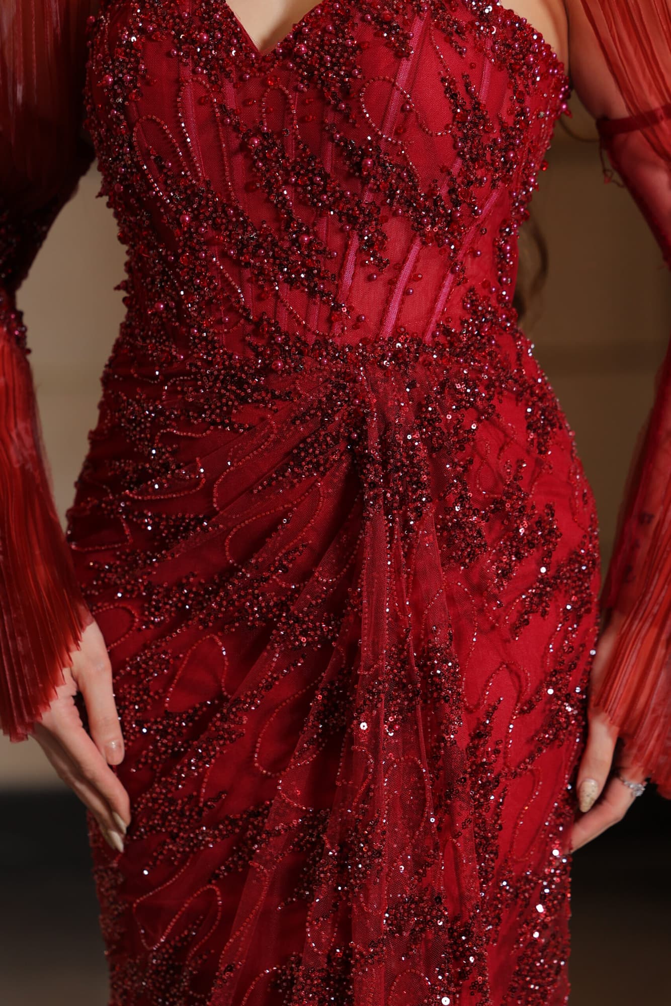 فستان سهرة مطرز كامل باكمام ذيل سمكة