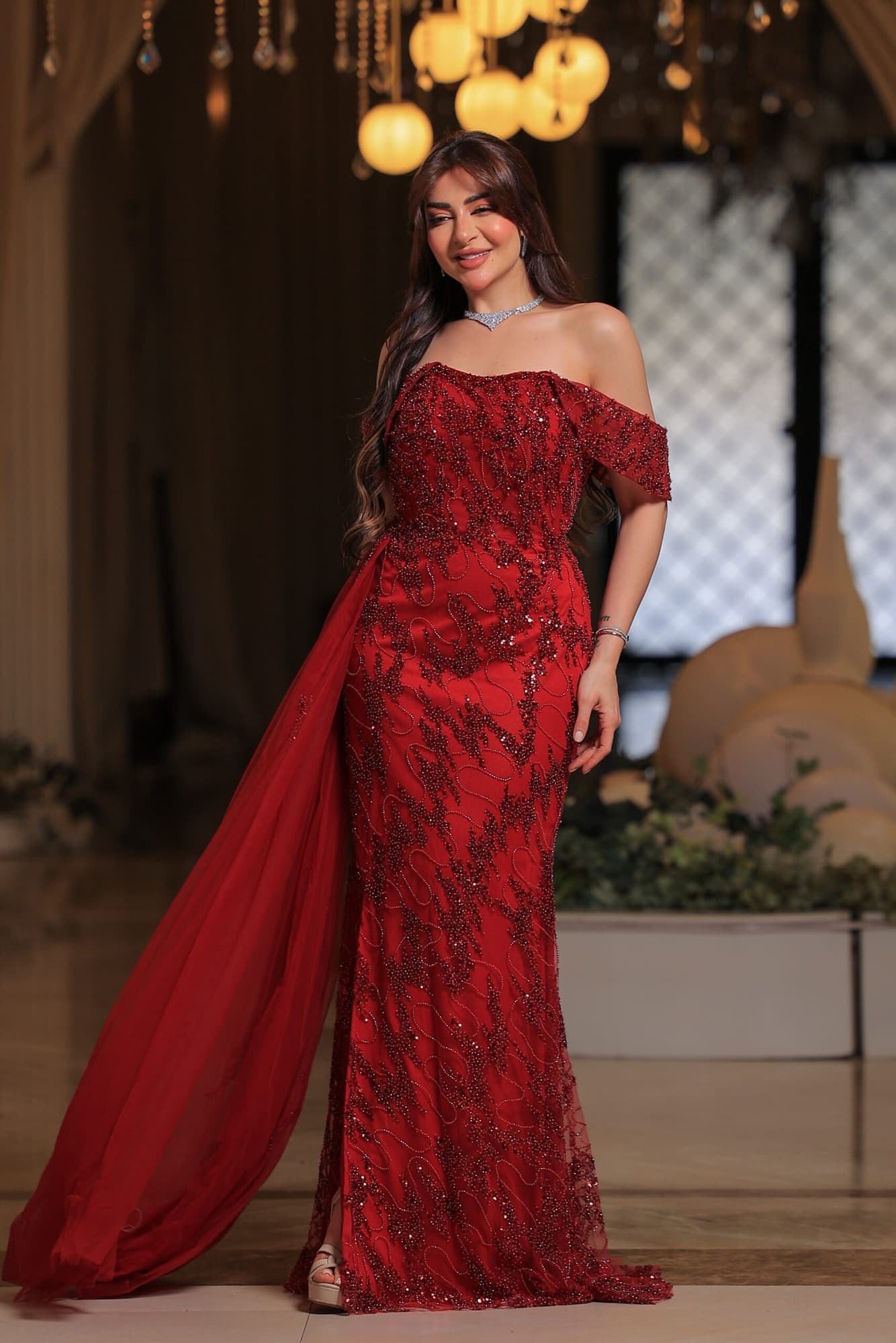 فستان سهرة فاخر بتصميم ملكي، يجمع بين النعومة والرقي