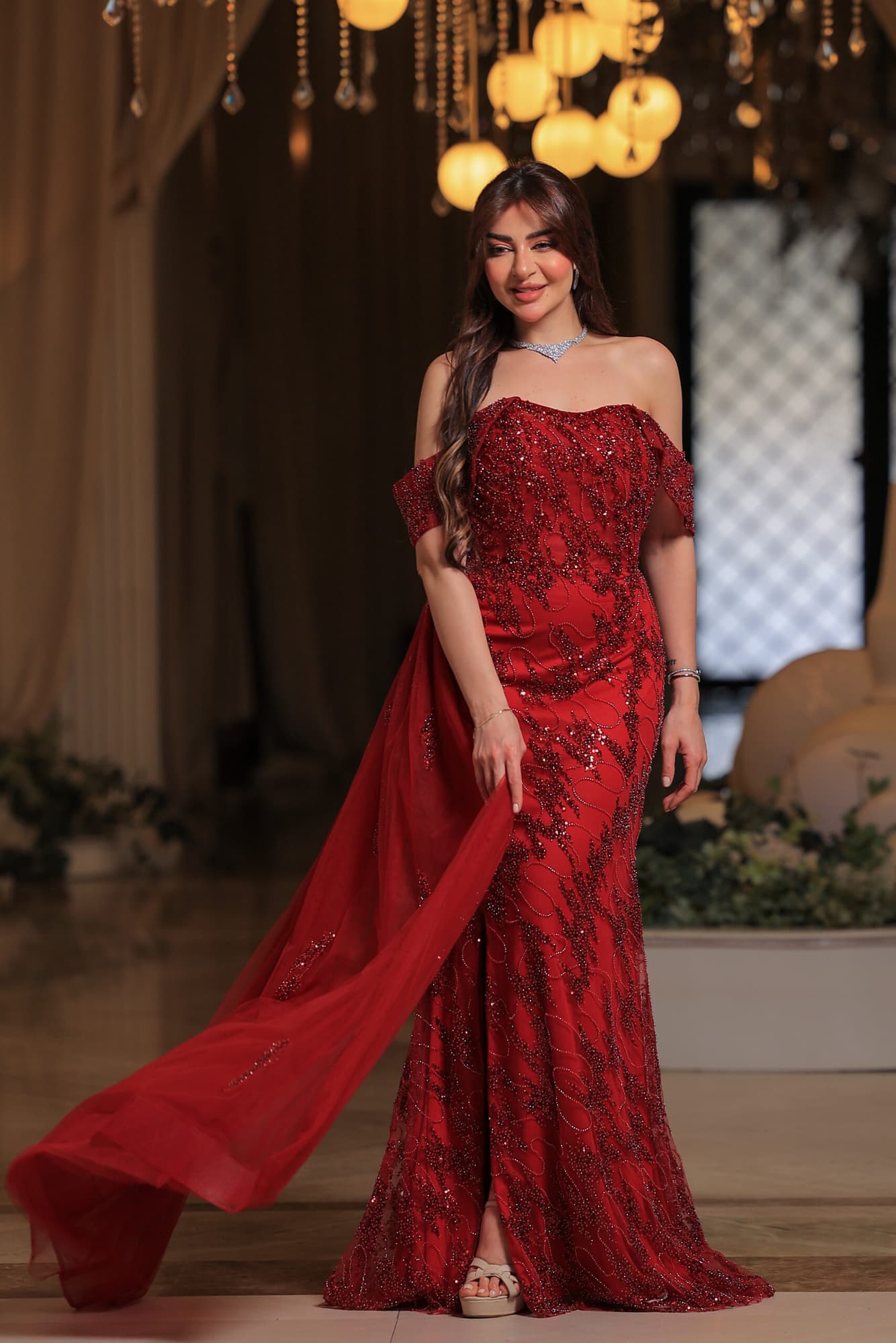 فستان سهرة فاخر بتصميم ملكي، يجمع بين النعومة والرقي