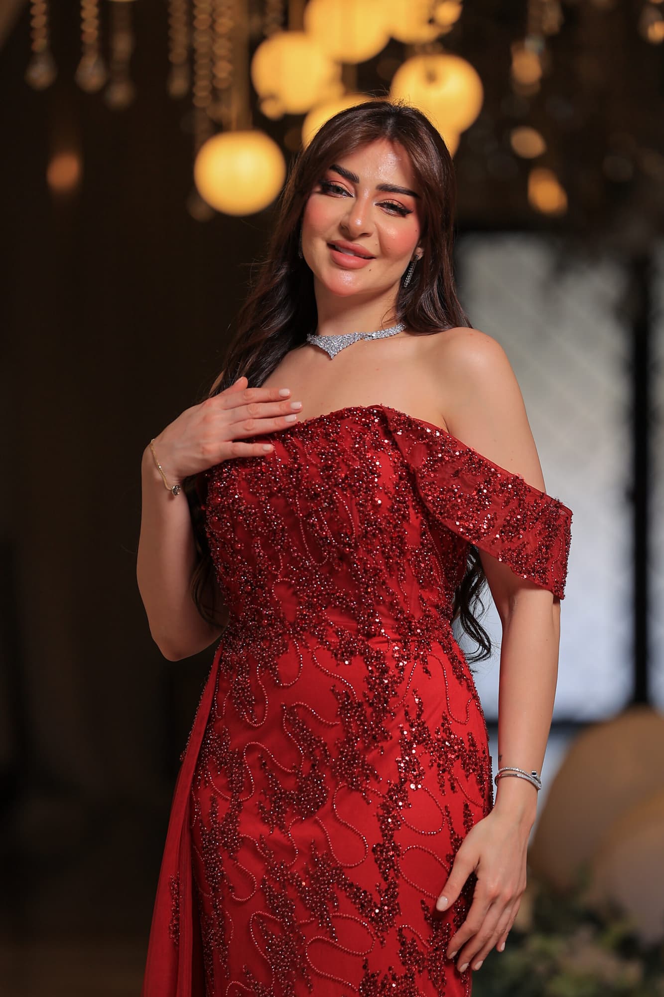 فستان سهرة فاخر بتصميم ملكي، يجمع بين النعومة والرقي