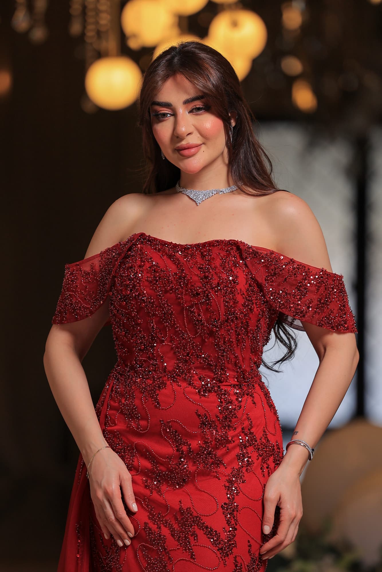 فستان سهرة فاخر بتصميم ملكي، يجمع بين النعومة والرقي