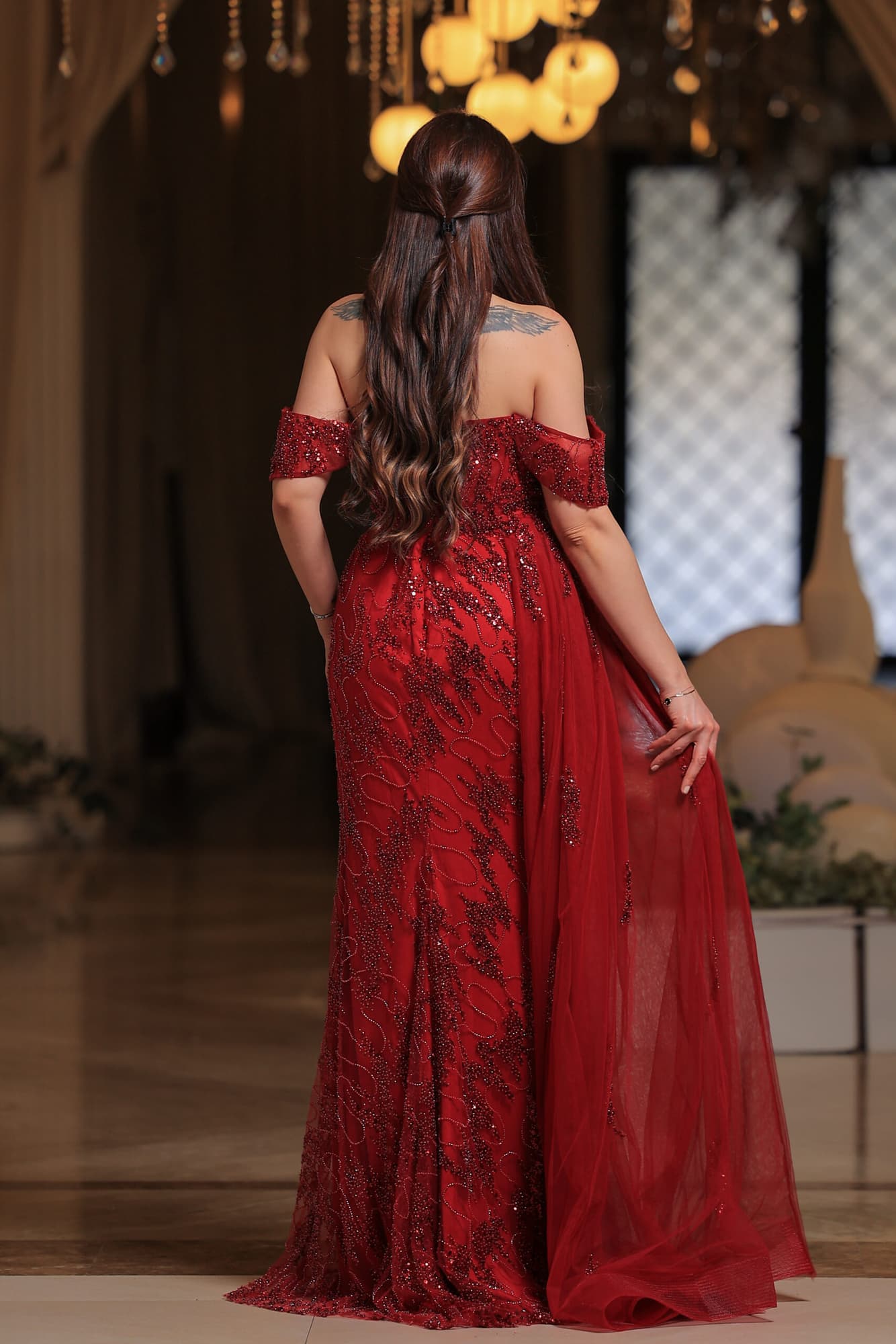 فستان سهرة فاخر بتصميم ملكي، يجمع بين النعومة والرقي