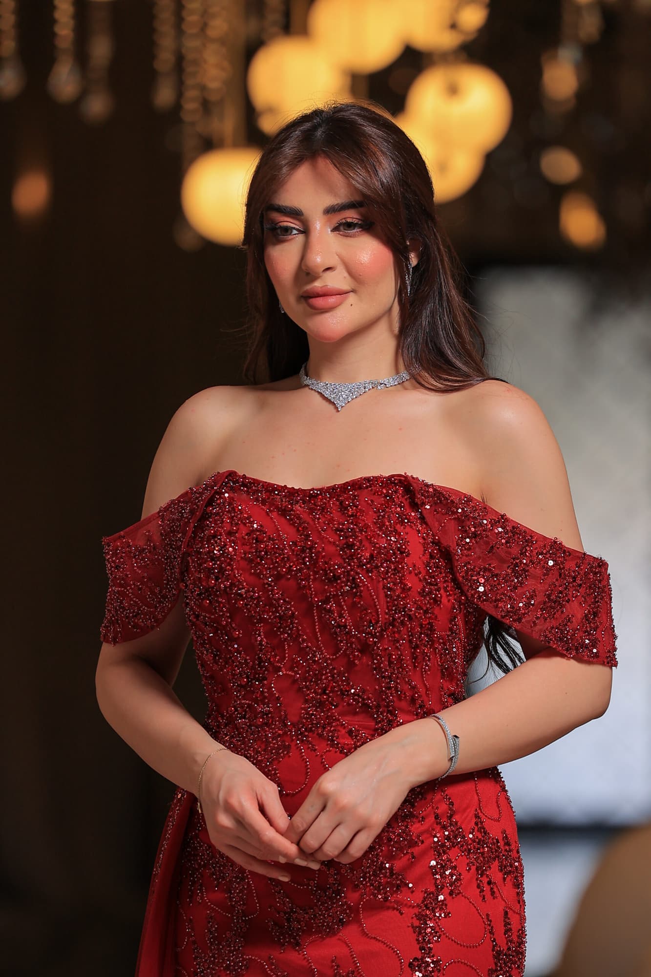 فستان سهرة فاخر بتصميم ملكي، يجمع بين النعومة والرقي