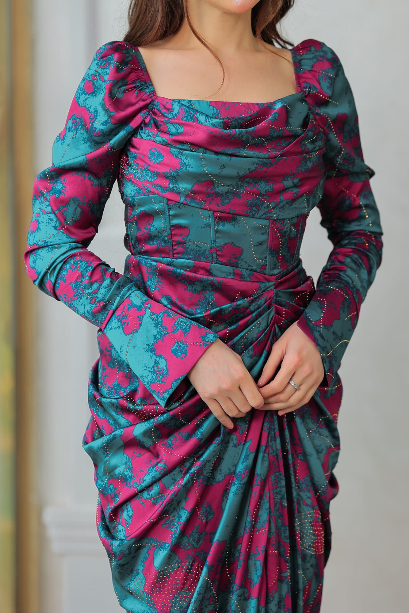 فستان أنيق مصنوع من قماش ناعم بنقشة جذابه مزين بفصوص فوشي