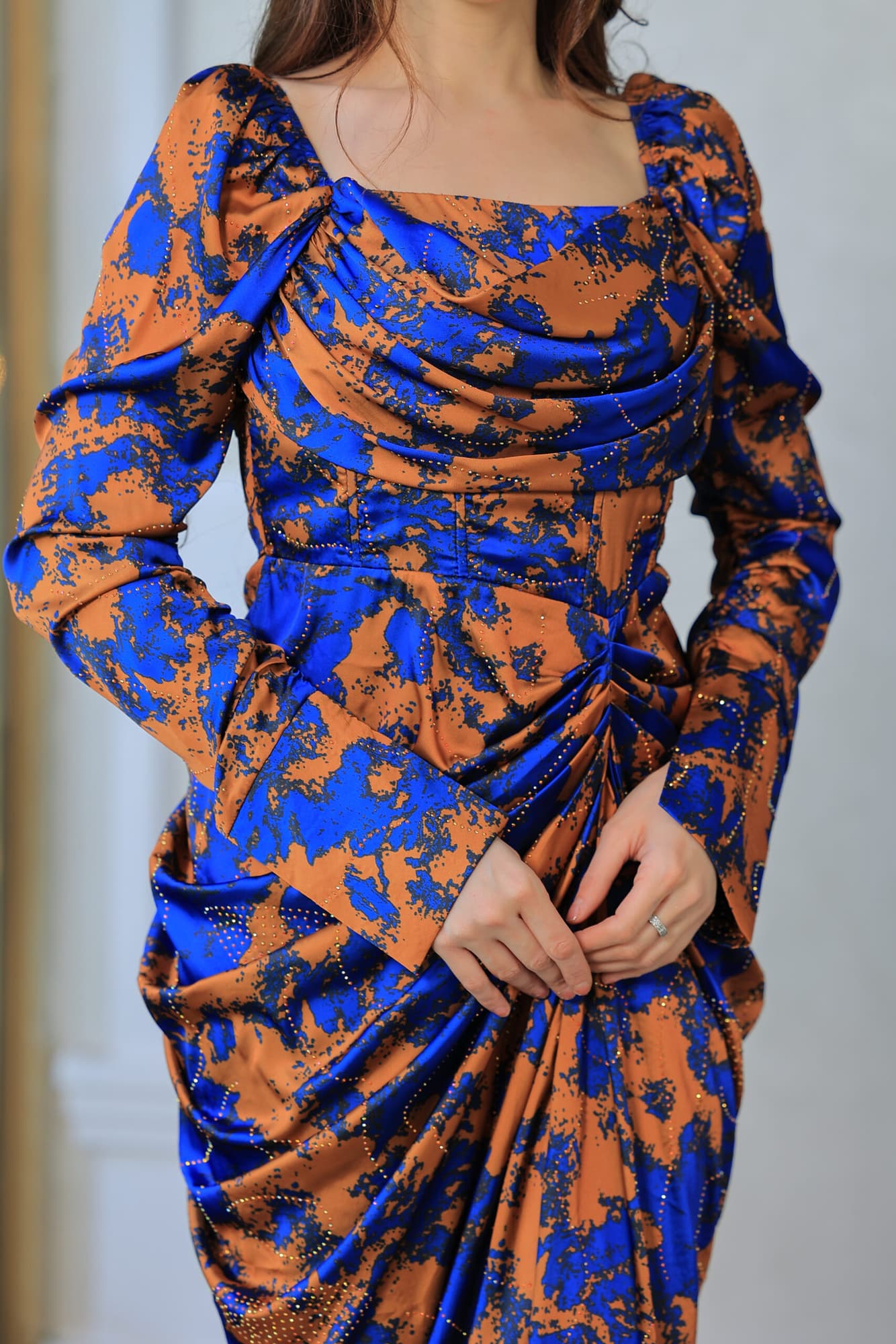 فستان أنيق مصنوع من قماش ناعم بنقشة جذابه مزين بفصوص ازرق