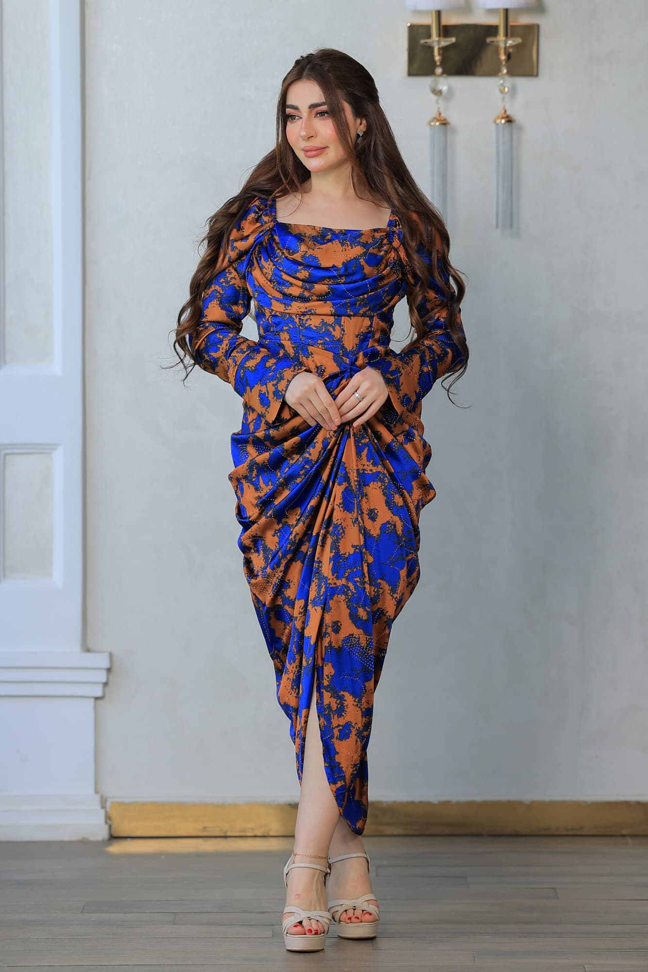 فستان أنيق مصنوع من قماش ناعم بنقشة جذابه مزين بفصوص