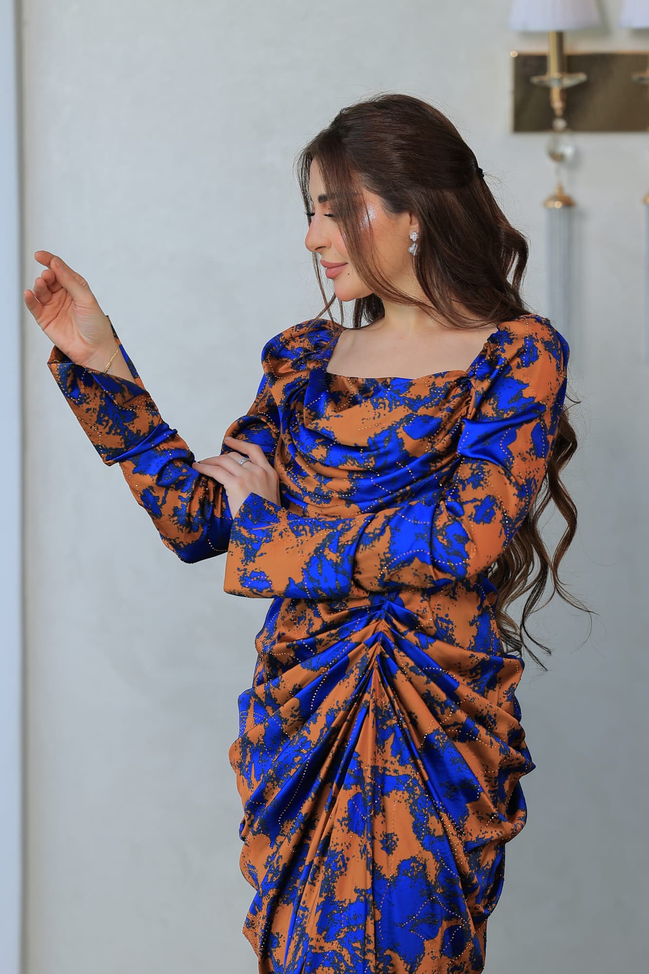 فستان أنيق مصنوع من قماش ناعم بنقشة جذابه مزين بفصوص