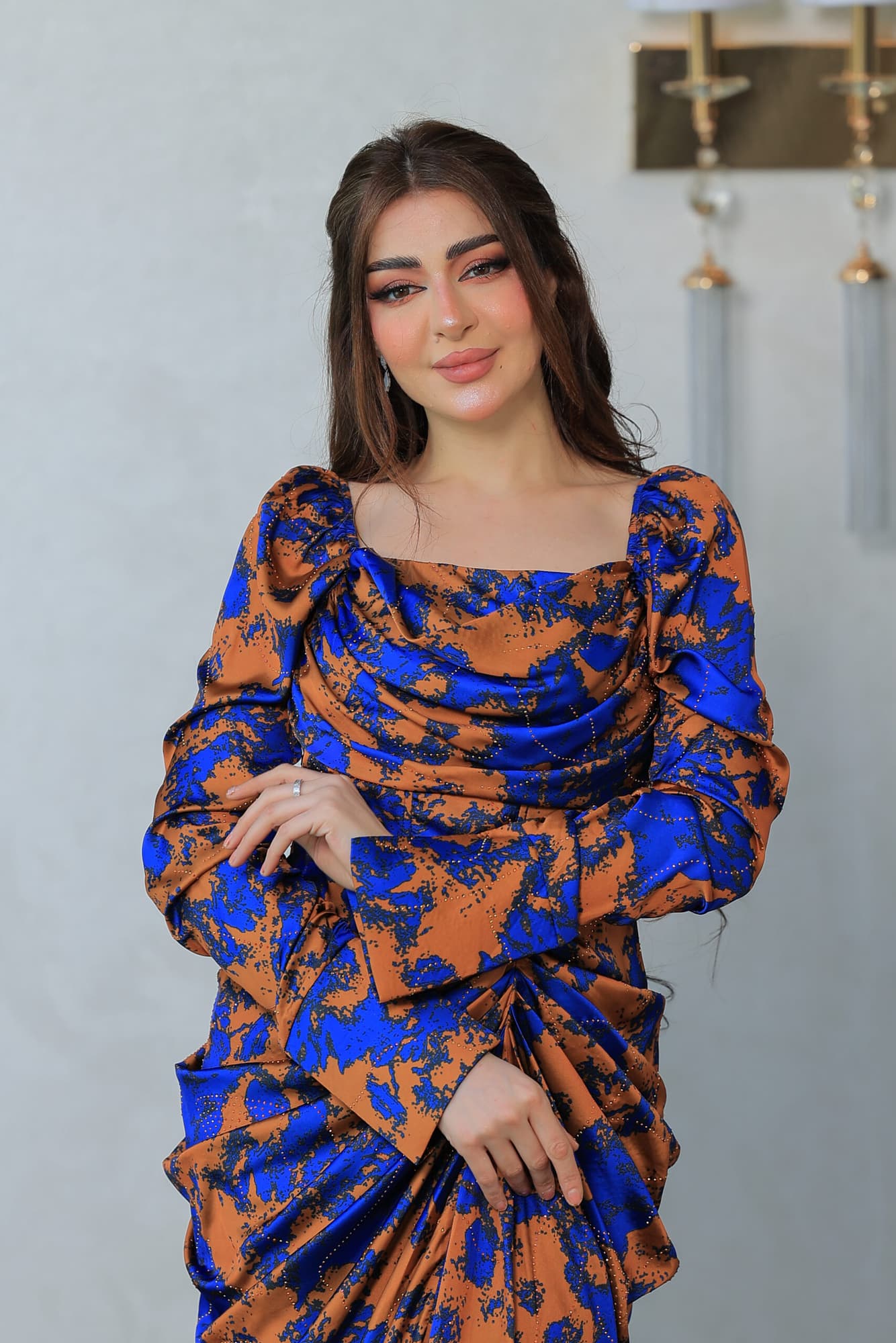 فستان أنيق مصنوع من قماش ناعم بنقشة جذابه مزين بفصوص