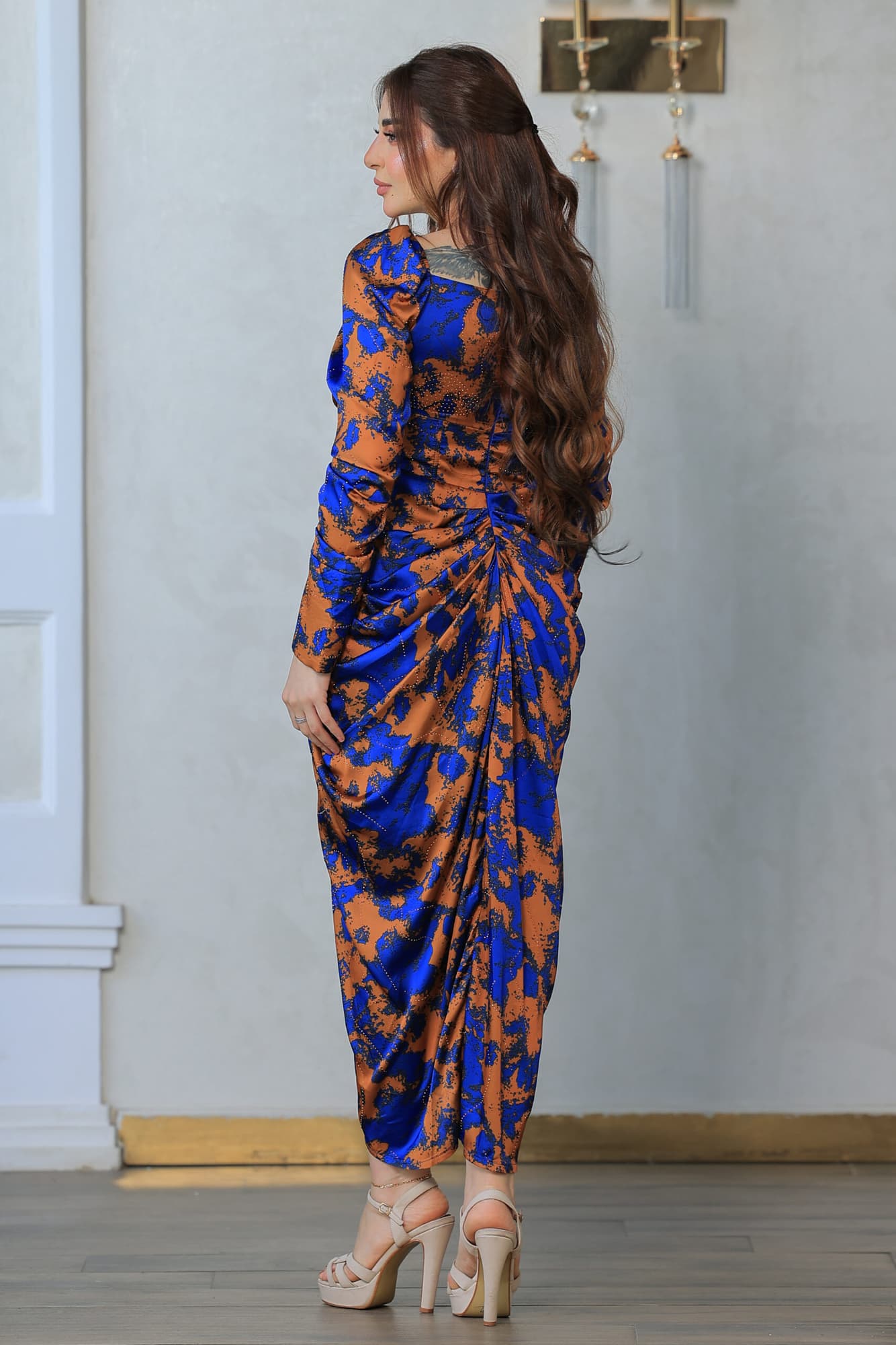 فستان أنيق مصنوع من قماش ناعم بنقشة جذابه مزين بفصوص