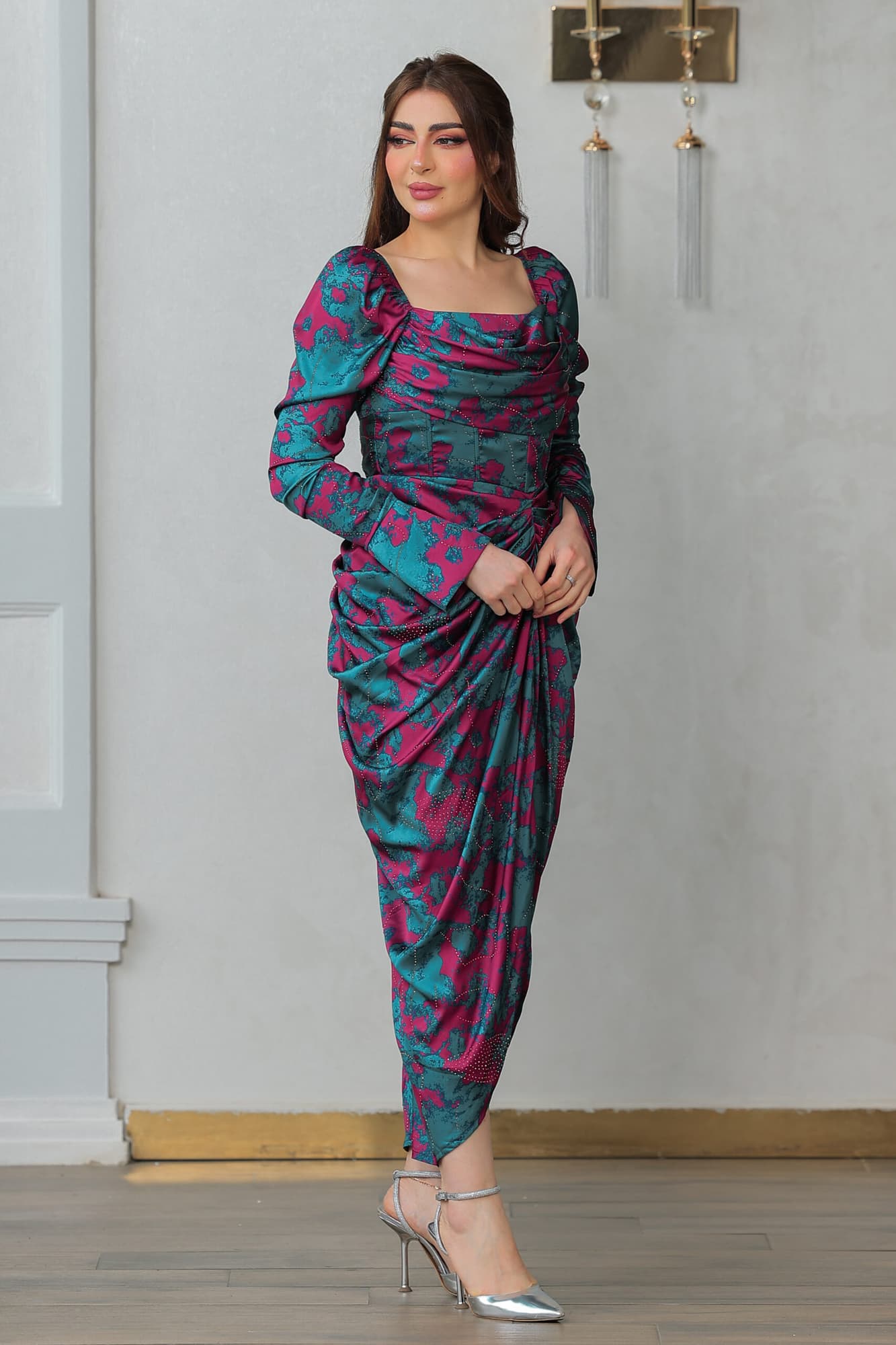 فستان أنيق مصنوع من قماش ناعم بنقشة جذابه مزين بفصوص