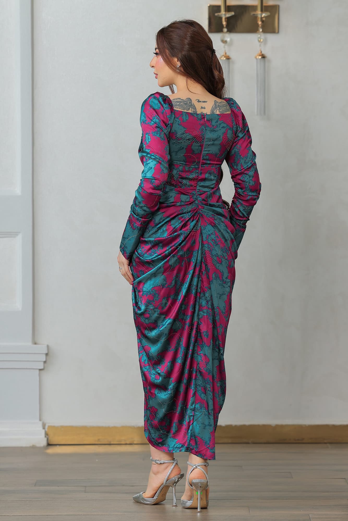 فستان أنيق مصنوع من قماش ناعم بنقشة جذابه مزين بفصوص