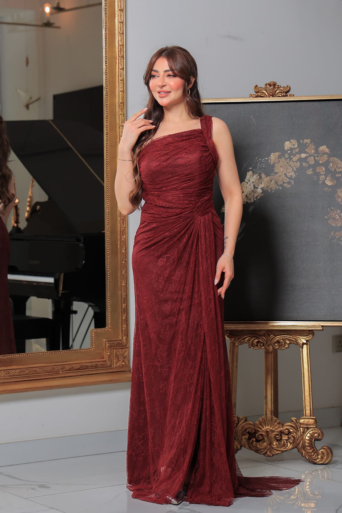 فستان سهرة ناعم يتميز بقصته الانسيابية مع تفاصيل كسرات تجمع بين الفخامة والنعومة