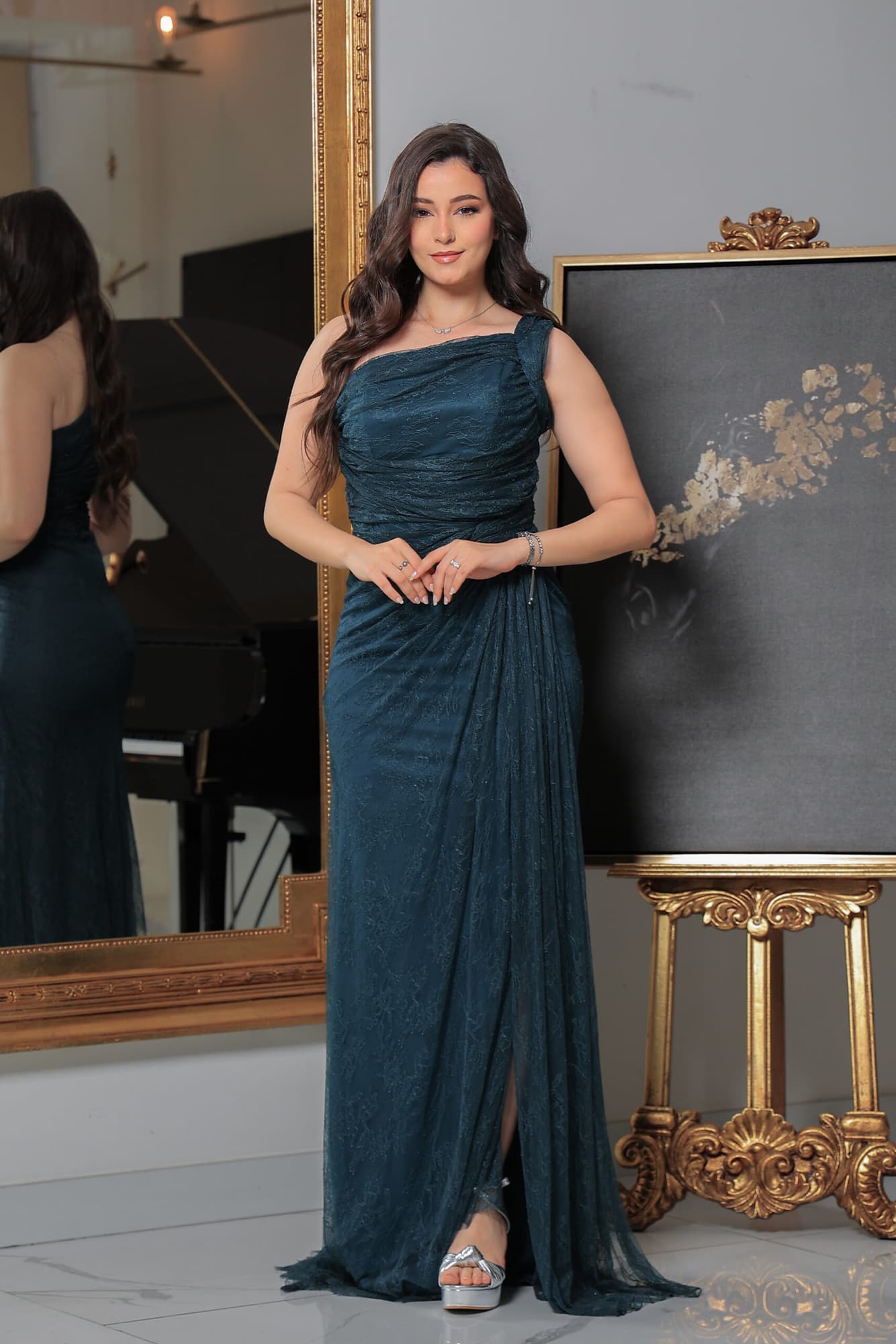 فستان سهرة ناعم يتميز بقصته الانسيابية مع تفاصيل كسرات تجمع بين الفخامة والنعومة