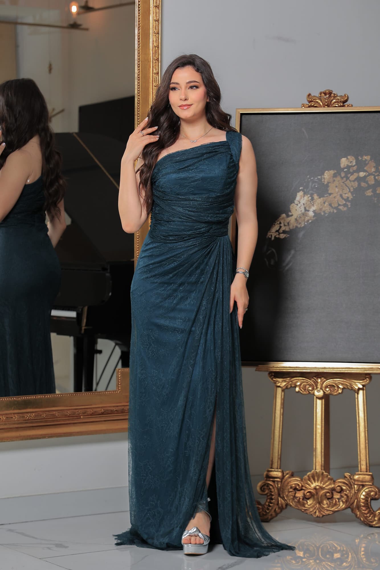 فستان سهرة ناعم يتميز بقصته الانسيابية مع تفاصيل كسرات تجمع بين الفخامة والنعومة