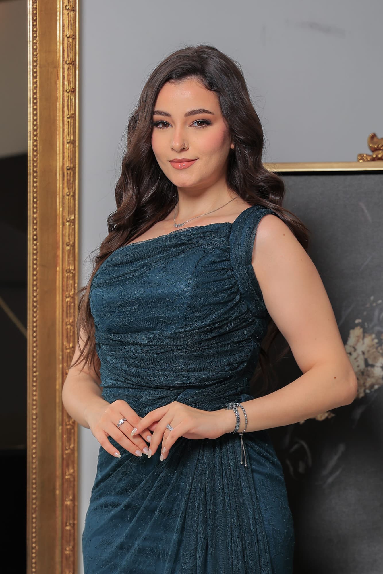 فستان سهرة ناعم يتميز بقصته الانسيابية مع تفاصيل كسرات تجمع بين الفخامة والنعومة