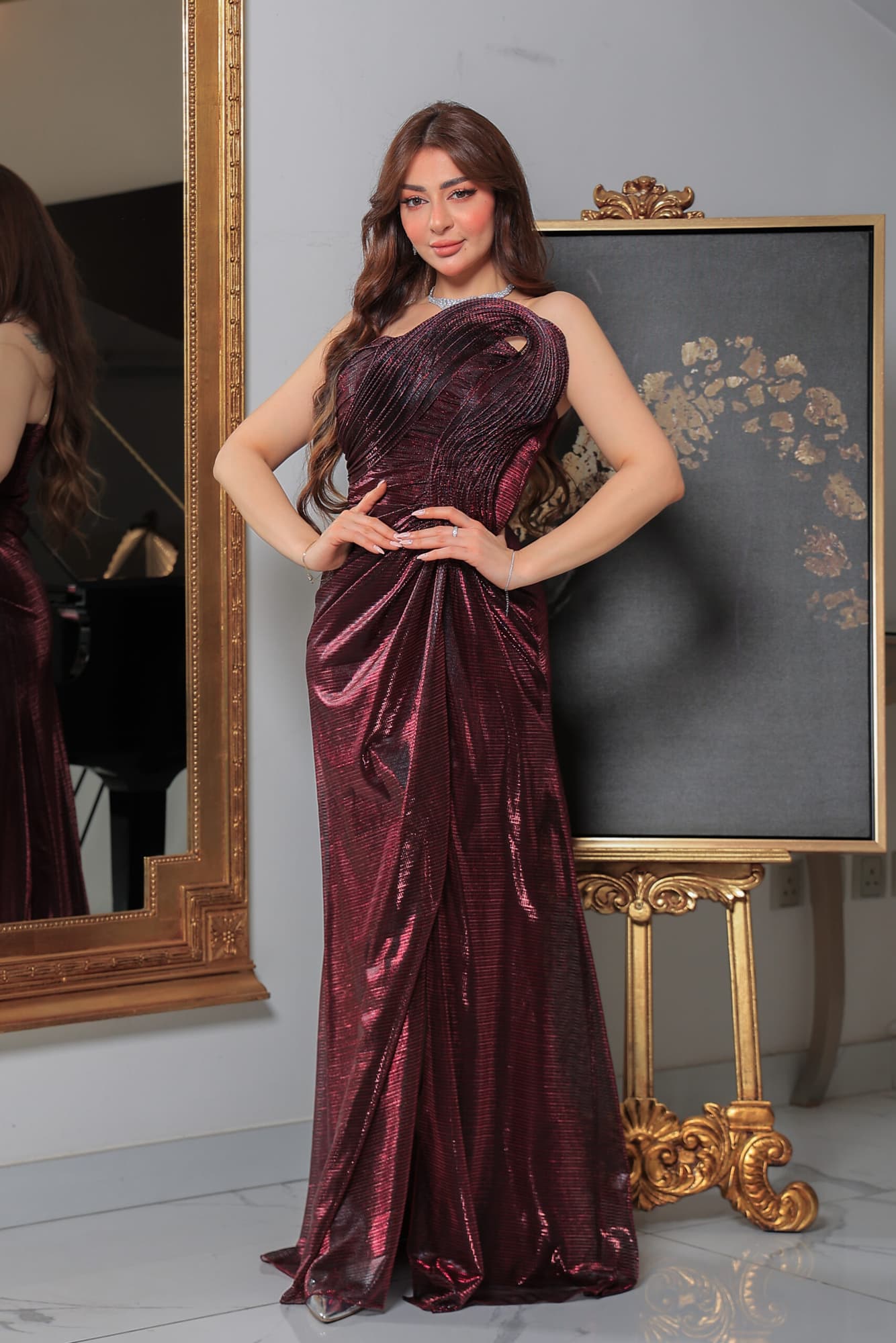 فستان سهرة لامع بفتحة ساق يتميز بقصة ضيّقة وتفاصيل درابيه فنية