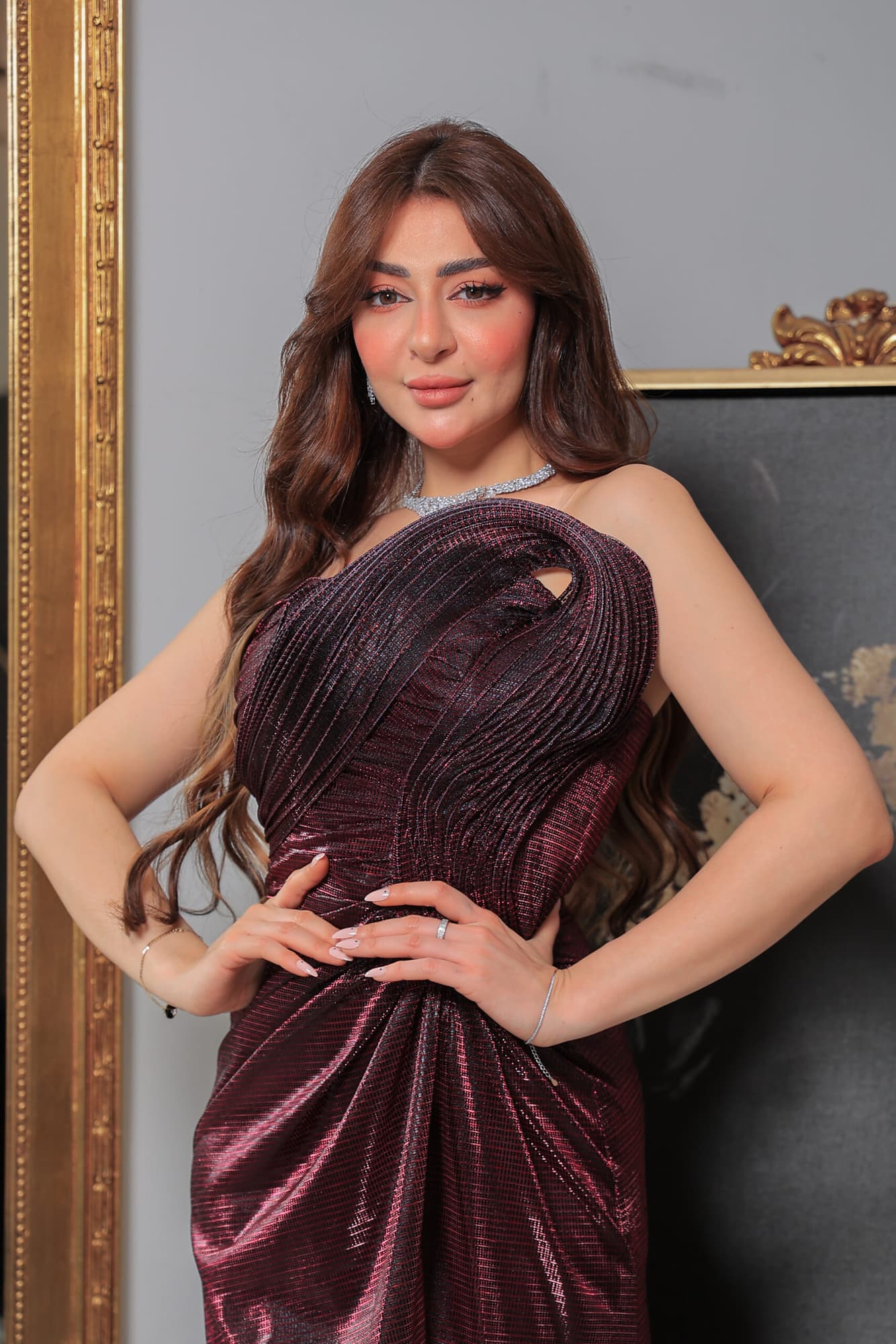 فستان سهرة لامع بفتحة ساق يتميز بقصة ضيّقة وتفاصيل درابيه فنية