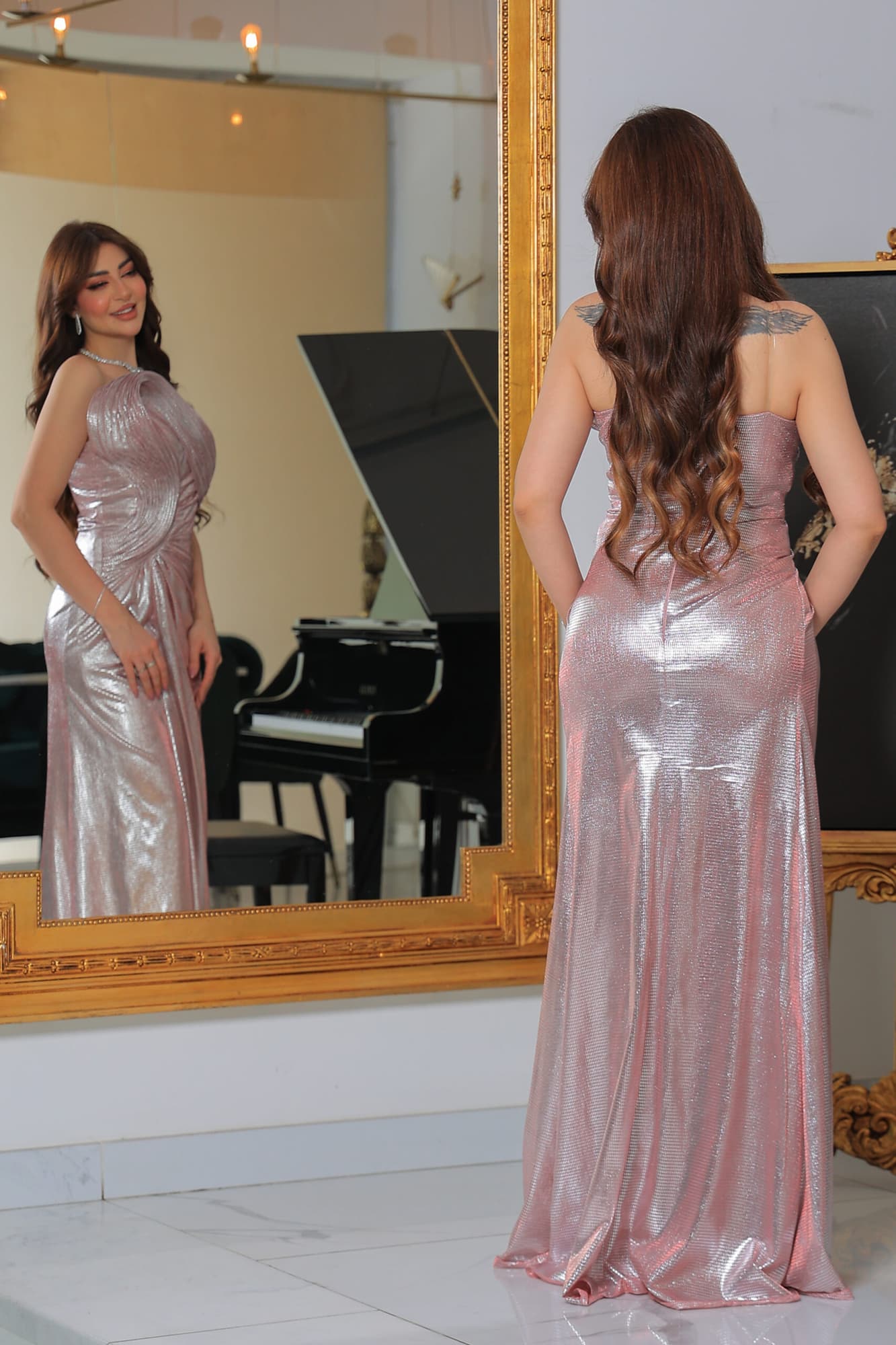 فستان سهرة لامع بفتحة ساق يتميز بقصة ضيّقة وتفاصيل درابيه فنية