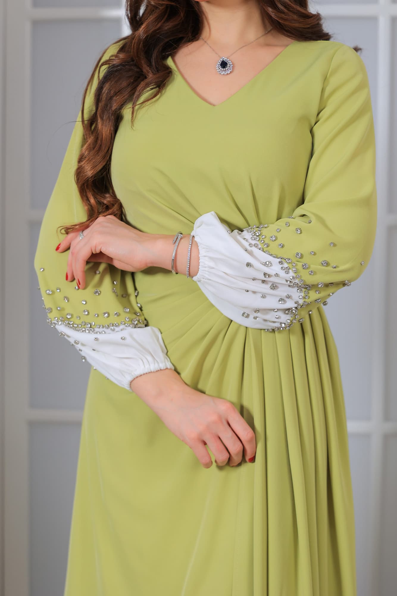 فستان طويل وأنيق يتميز بتصميم راقٍ وجذاب عشبي