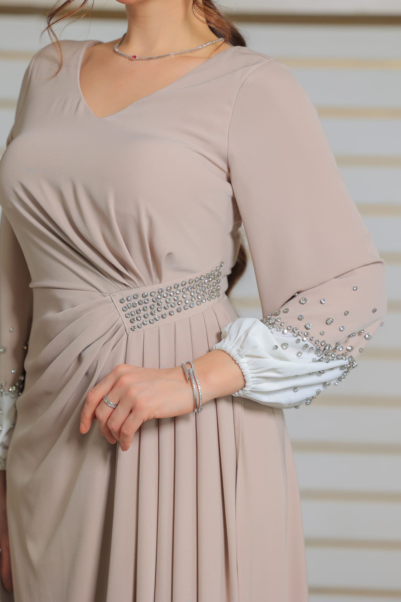 فستان طويل وأنيق يتميز بتصميم راقٍ وجذاب بيج