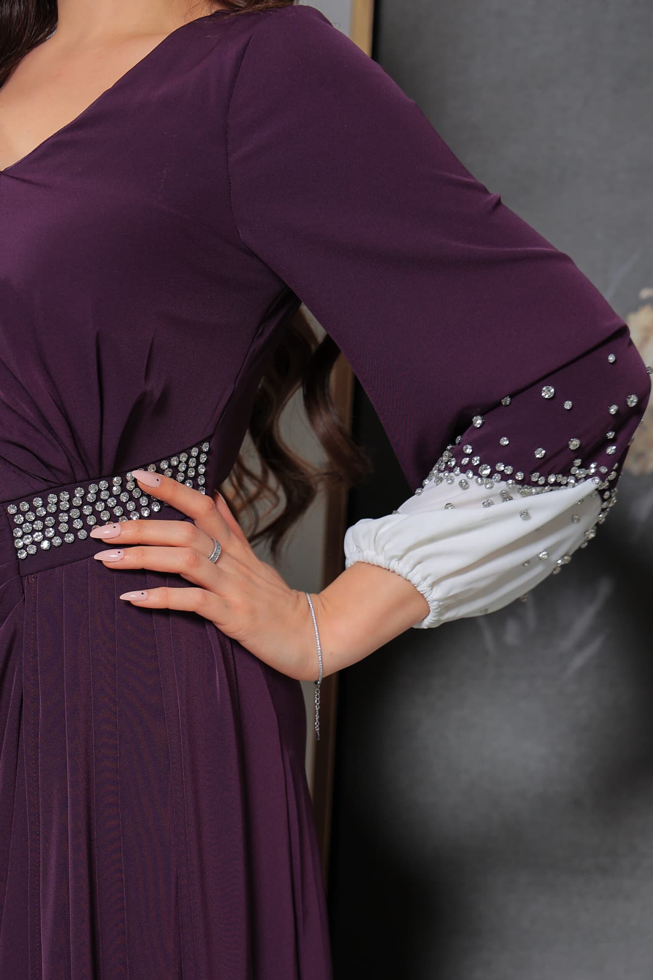 فستان طويل وأنيق يتميز بتصميم راقٍ وجذاب