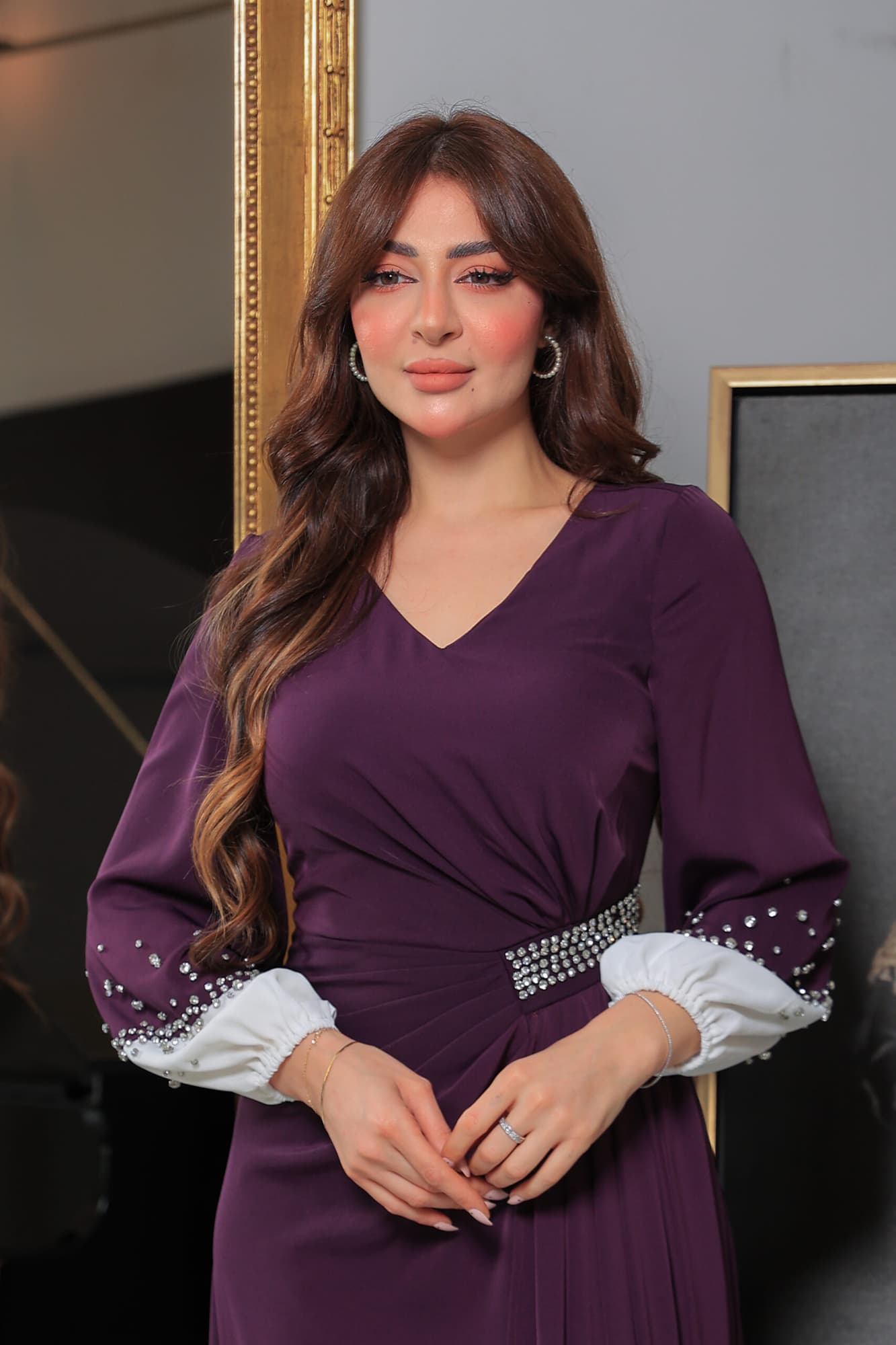 فستان طويل وأنيق يتميز بتصميم راقٍ وجذاب