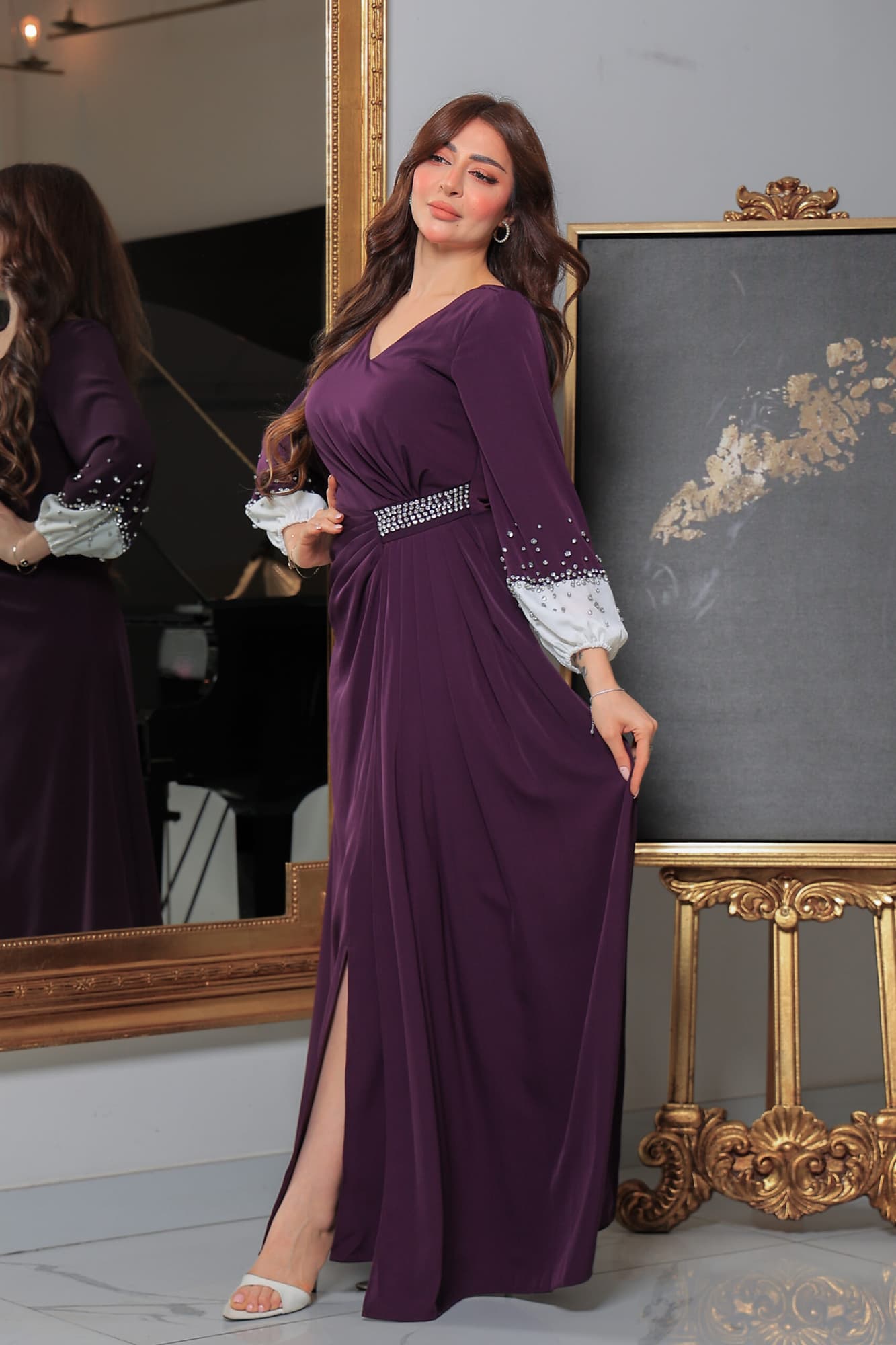 فستان طويل وأنيق يتميز بتصميم راقٍ وجذاب