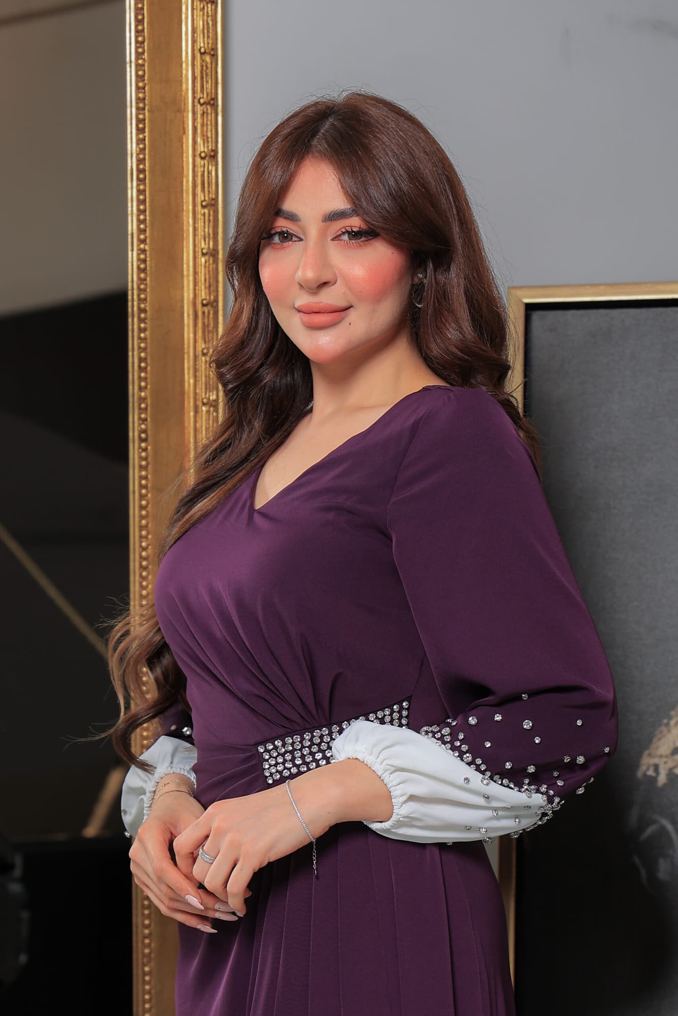 فستان طويل وأنيق يتميز بتصميم راقٍ وجذاب