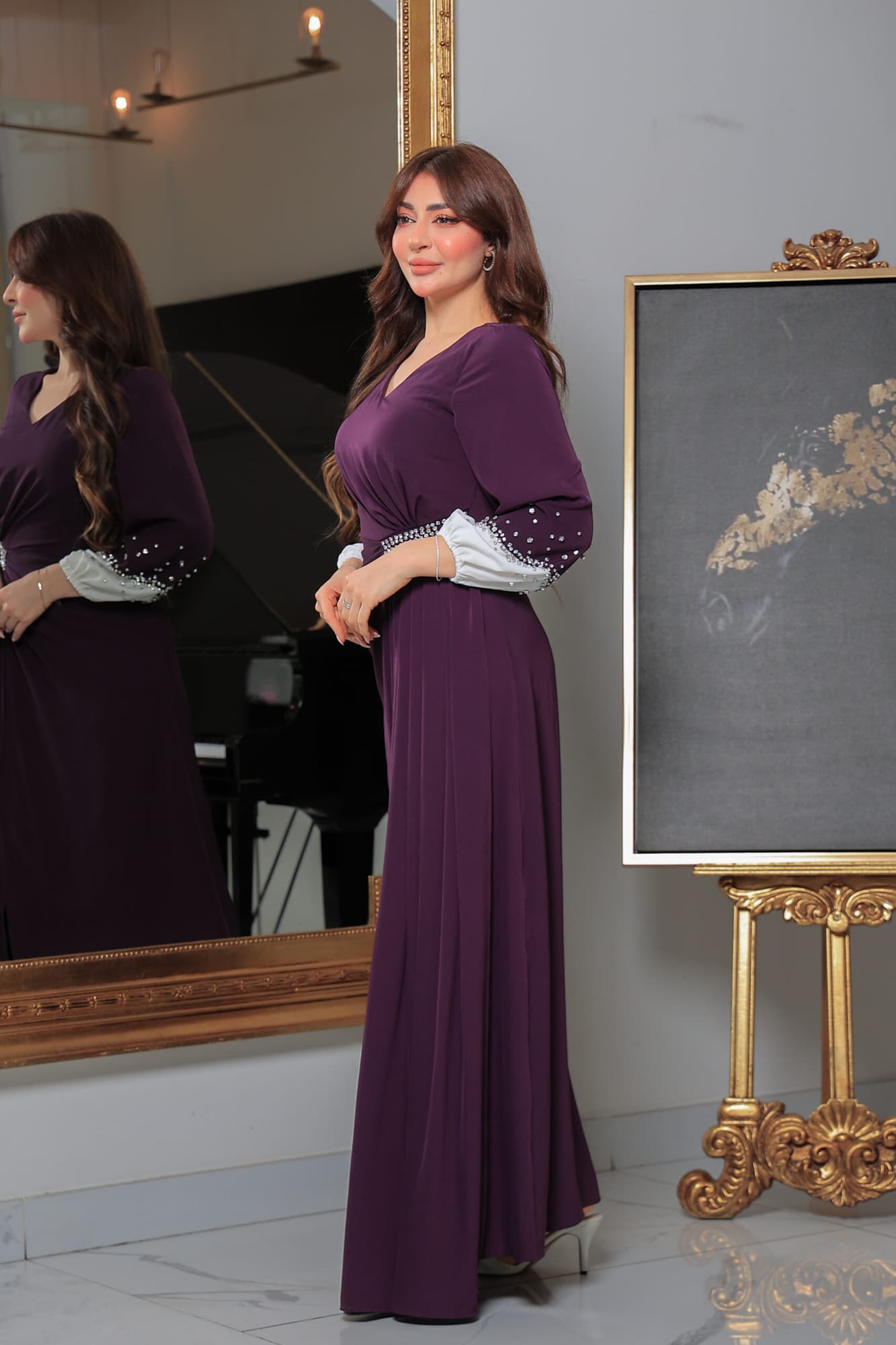 فستان طويل وأنيق يتميز بتصميم راقٍ وجذاب